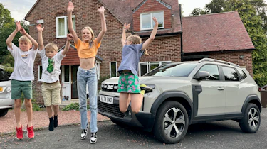 Dacia Duster Journey Hybrid long-term - kids jumping