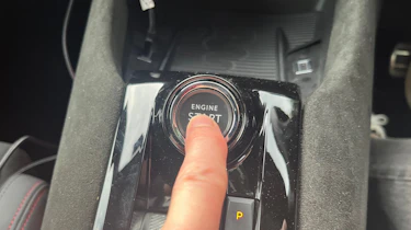 Alfa Romeo Junior Elettrica Veloce - start/stop button