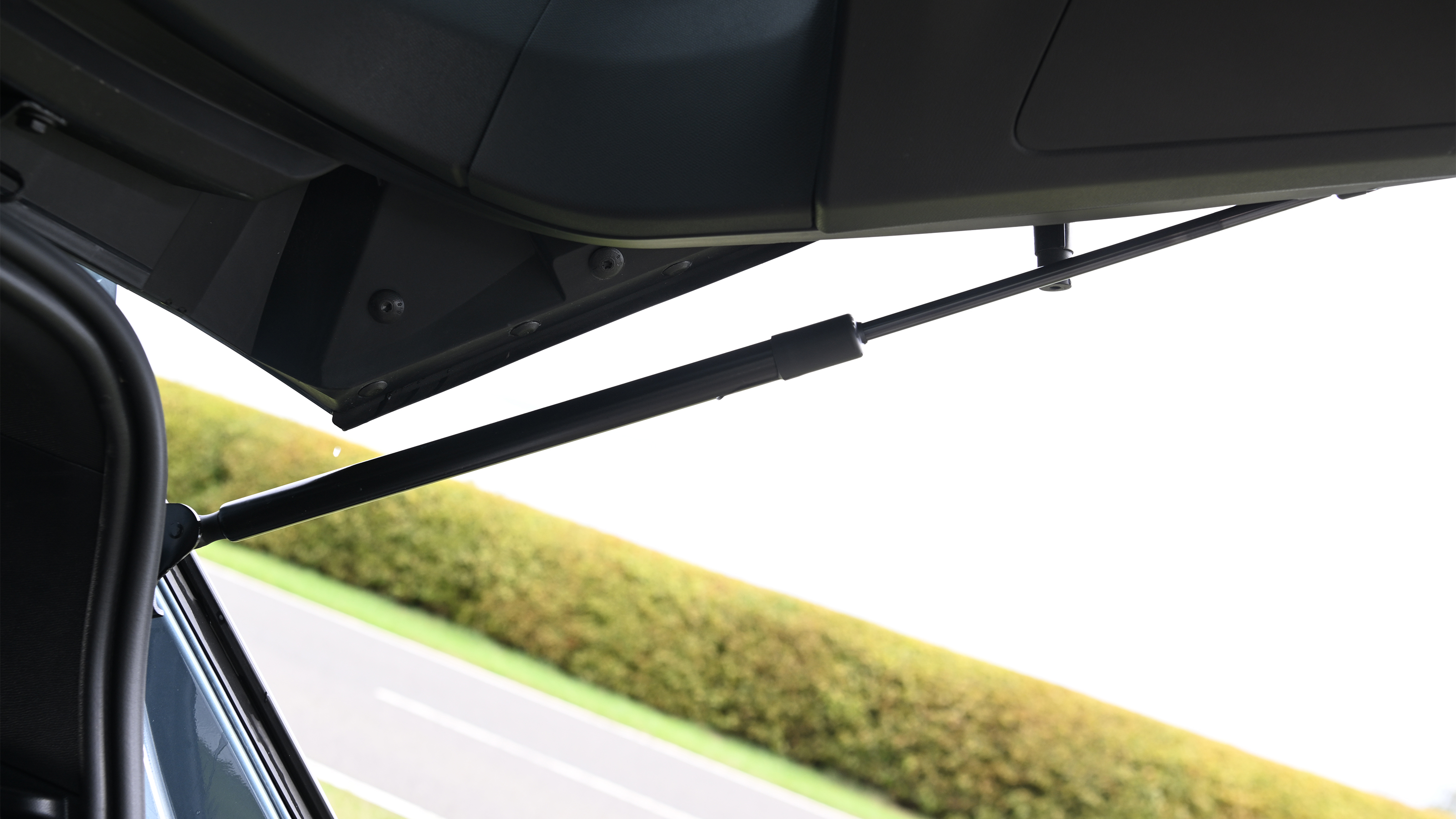 Peugeot 5008 Hybrid GT long-term - boot struts
