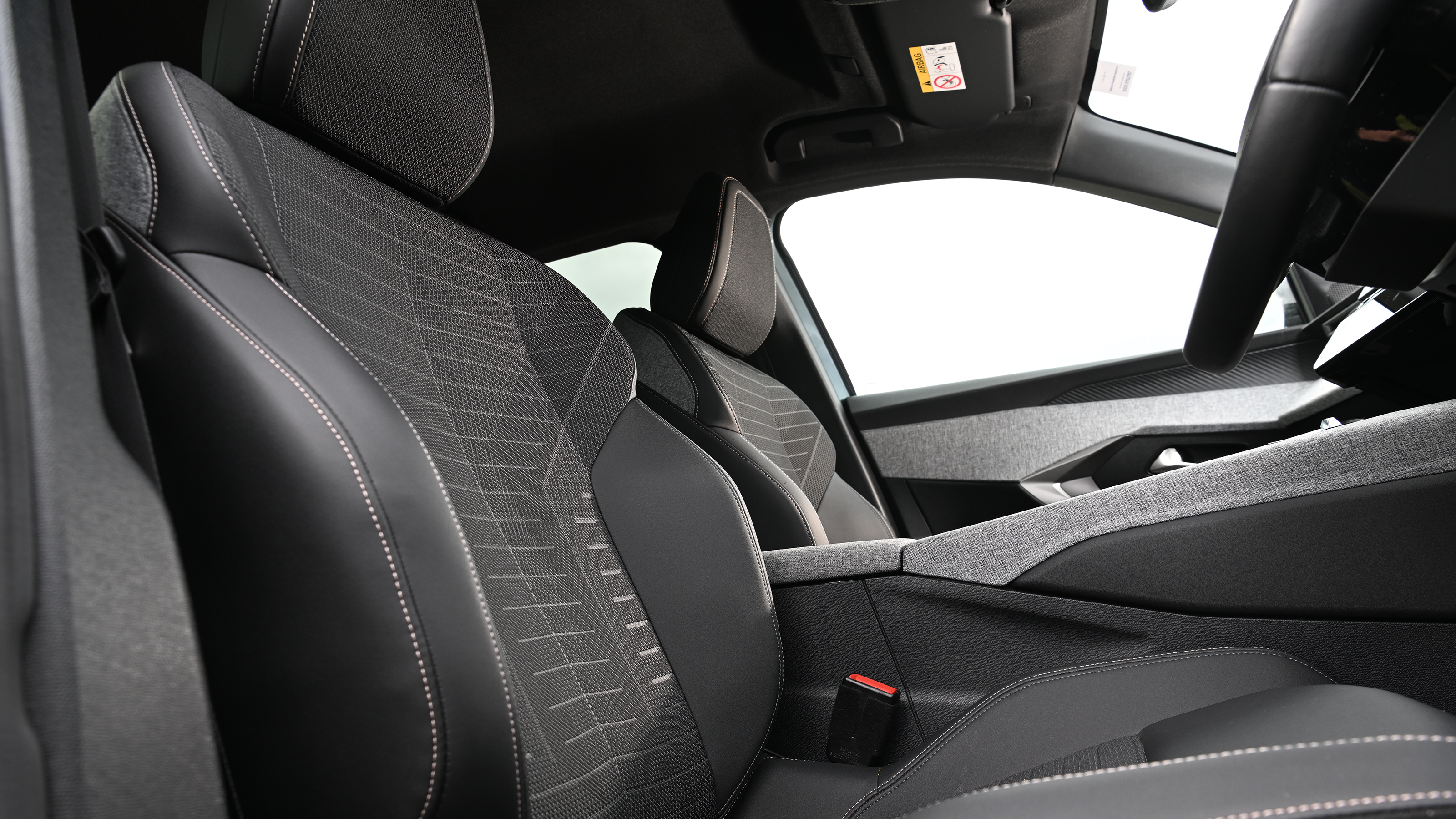 Peugeot 5008 Hybrid GT long-term - front seats