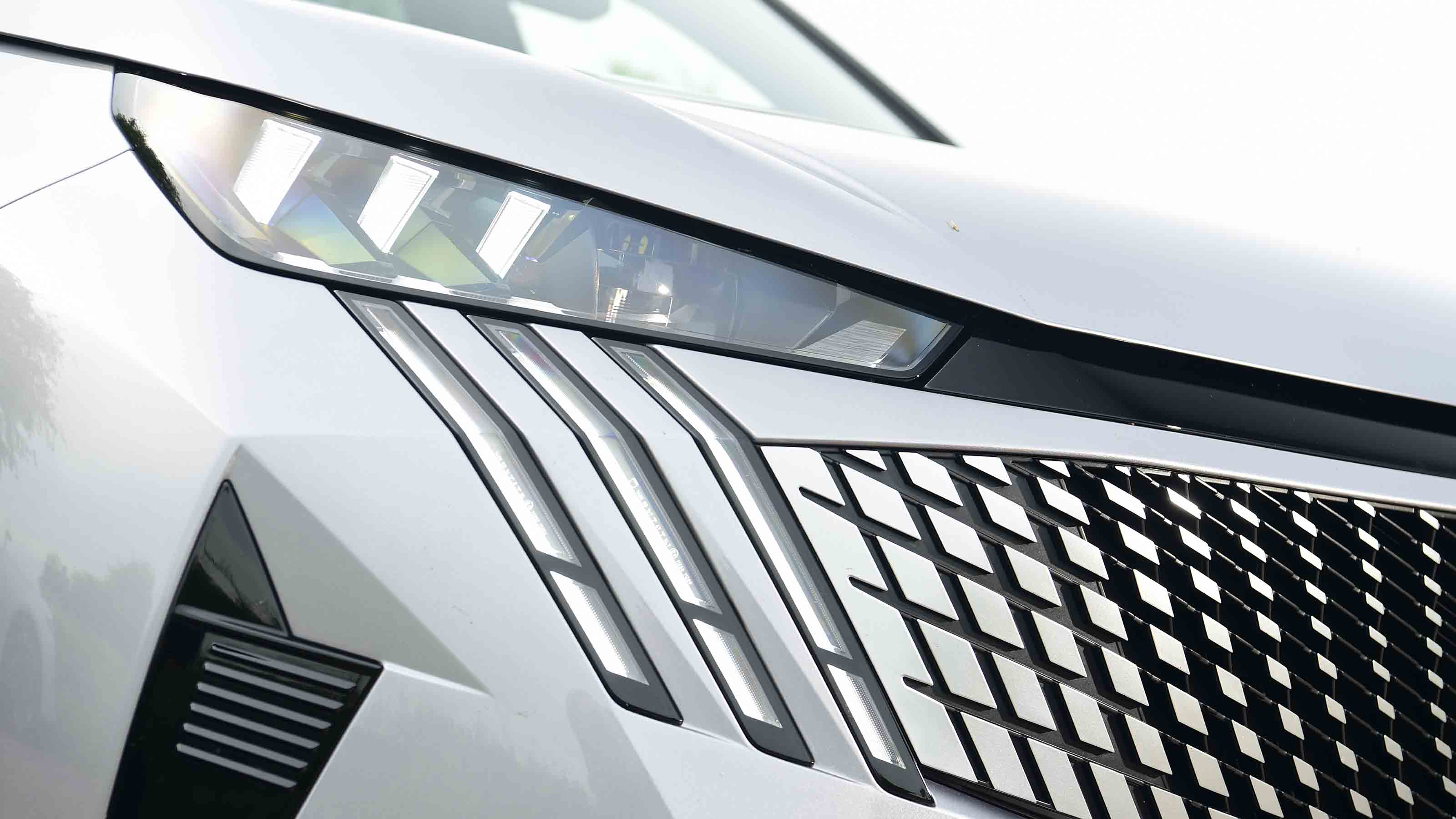Peugeot E-3008 - head light