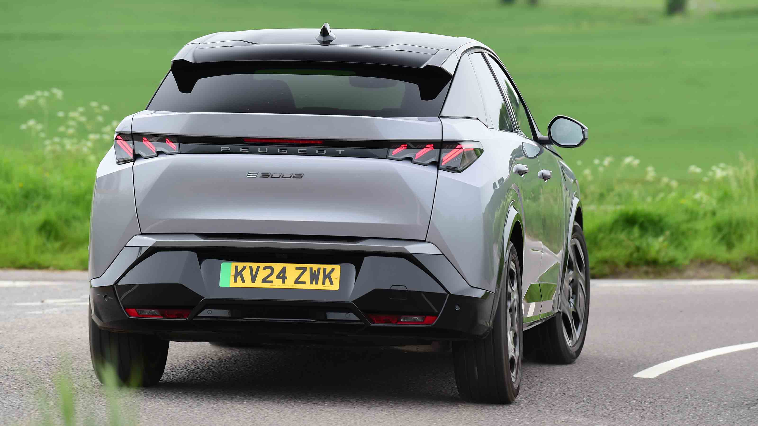 Peugeot E-3008 - rear cornering