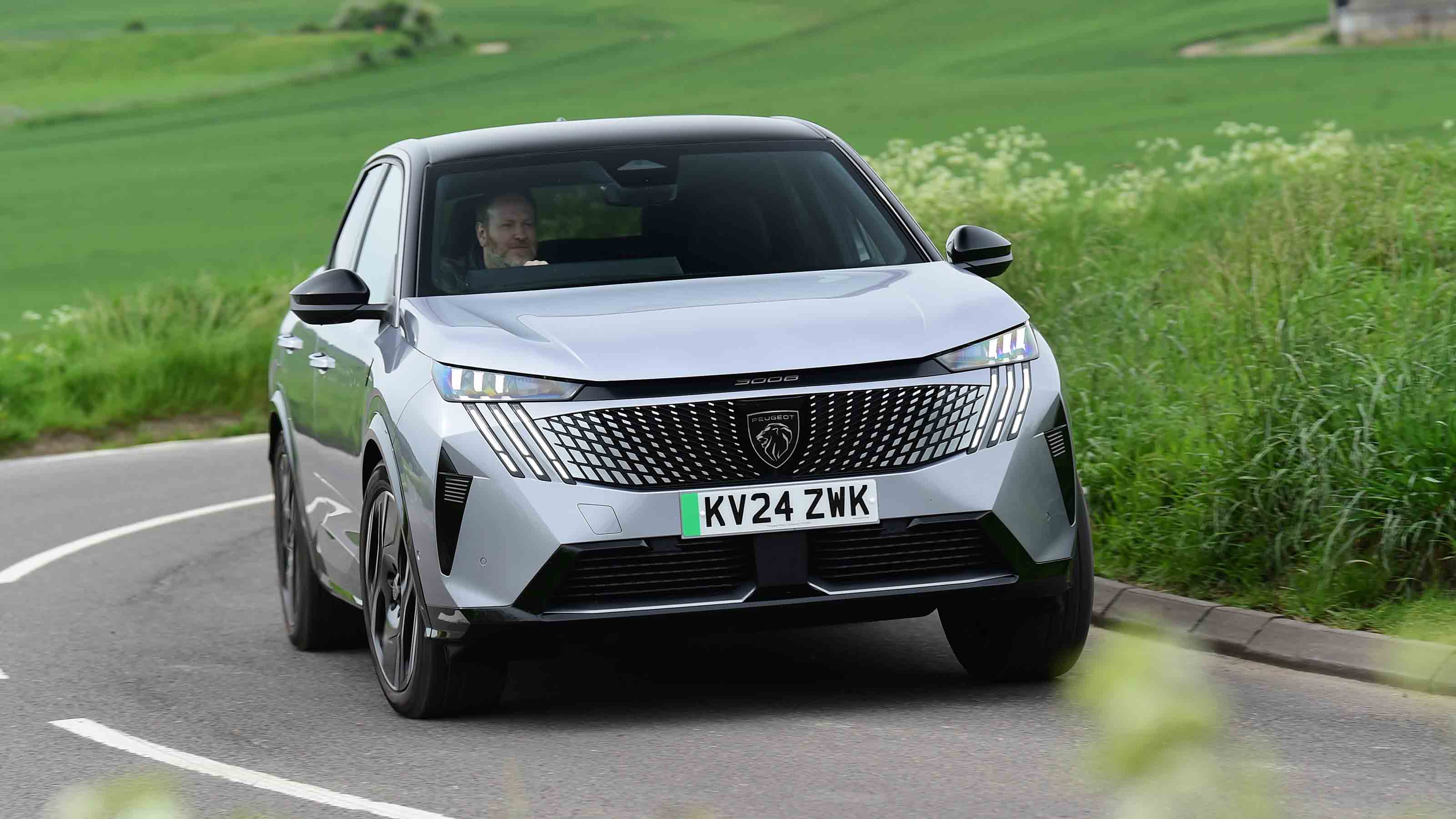 Peugeot E-3008 - front cornering, alternative