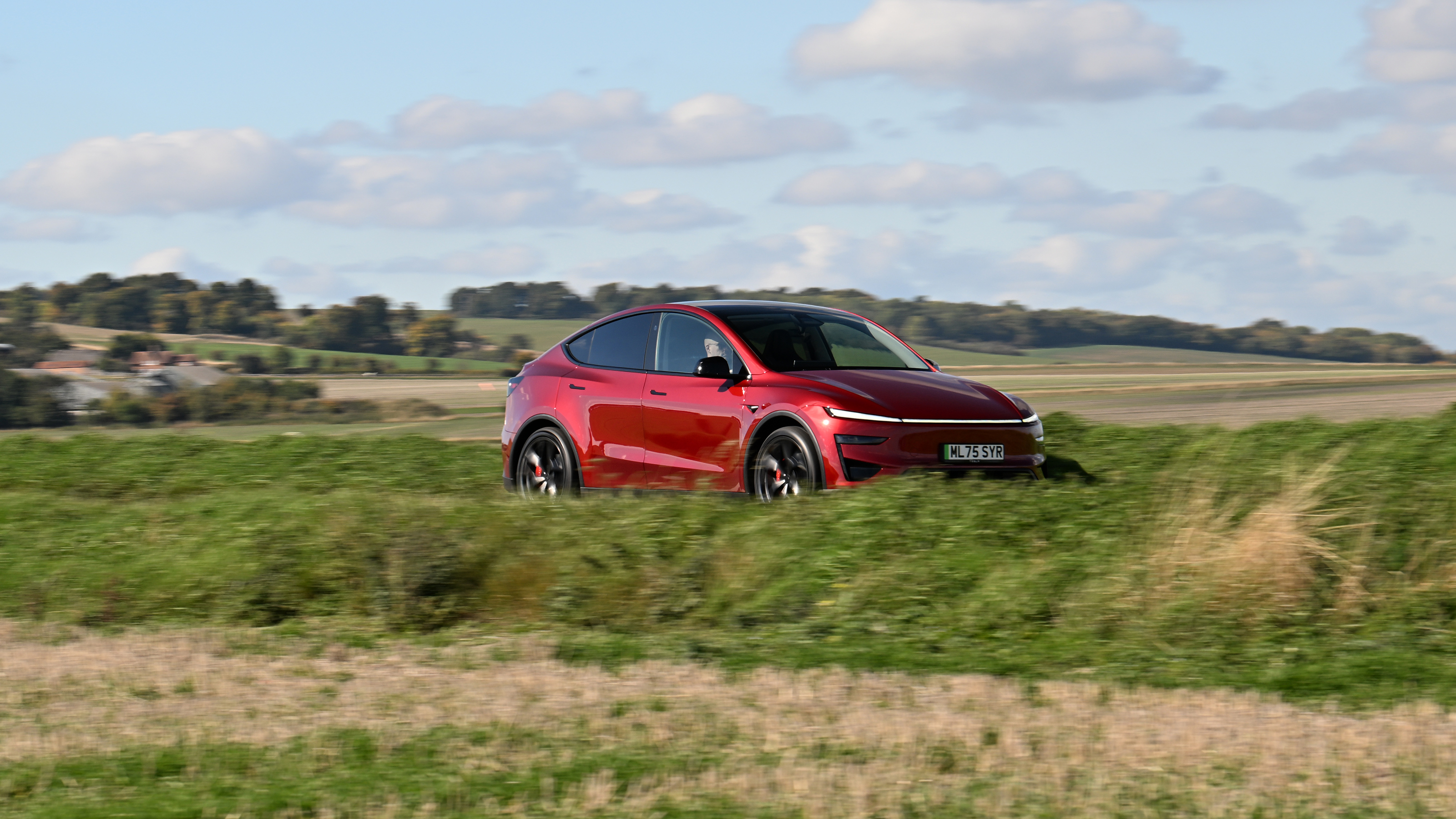 Tesla Model Y Performance 2025 - panning