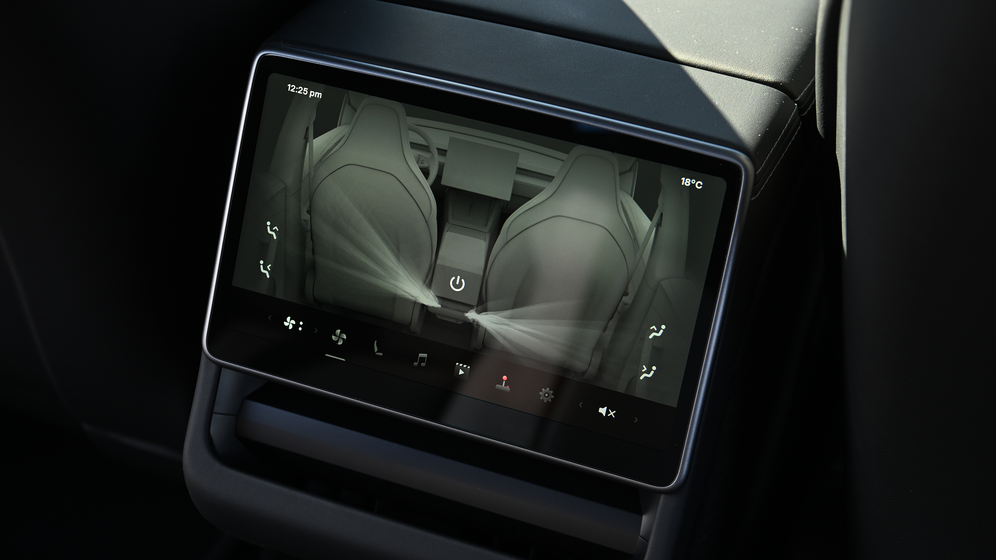 Tesla Model Y Performance 2025 - rear screen
