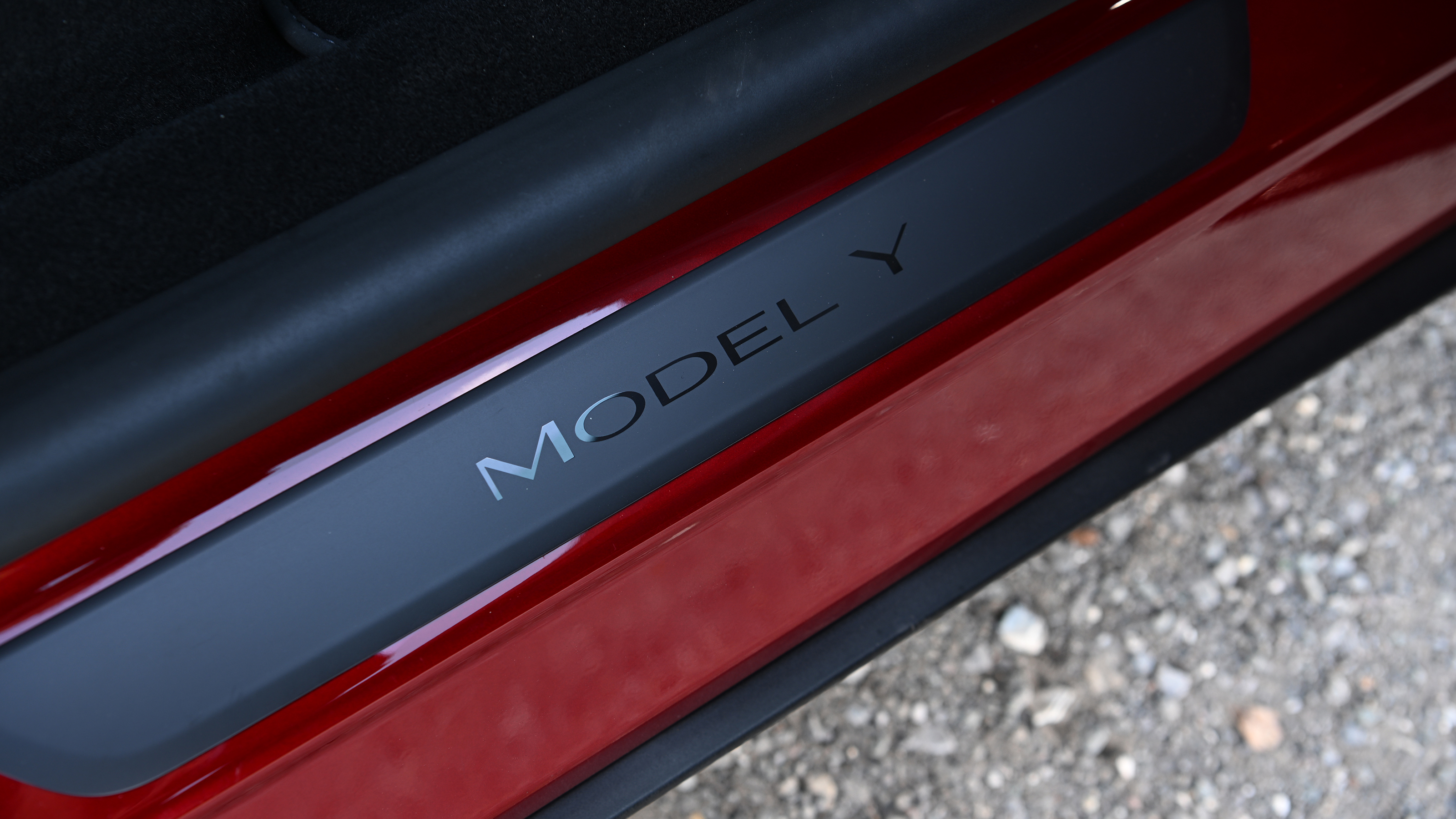 Tesla Model Y Performance 2025 - sill
