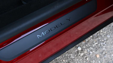 Tesla Model Y Performance 2025 - sill