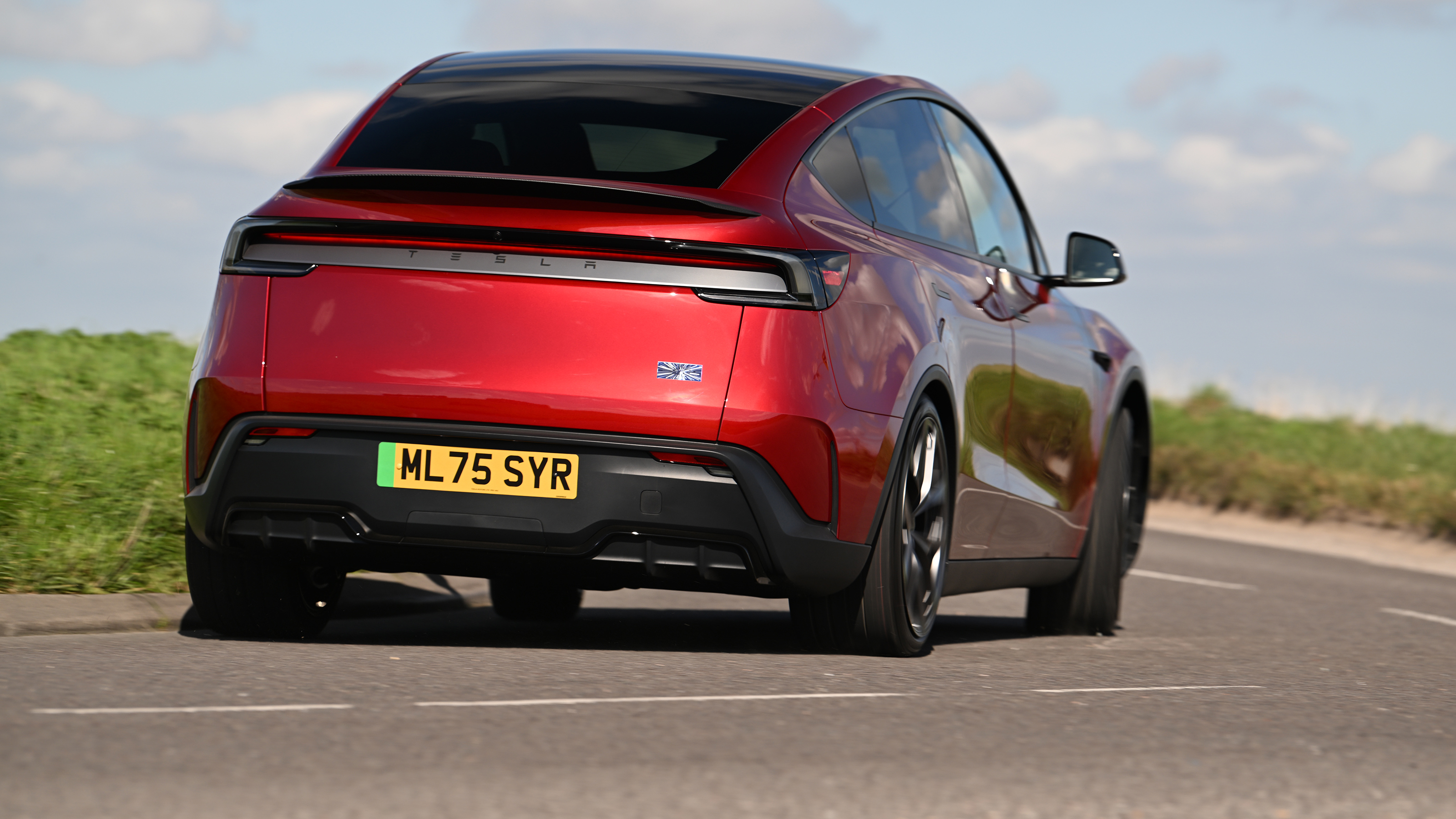 Tesla Model Y Performance 2025 - corner