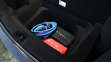 Tesla Model Y Performance 2025 - cables