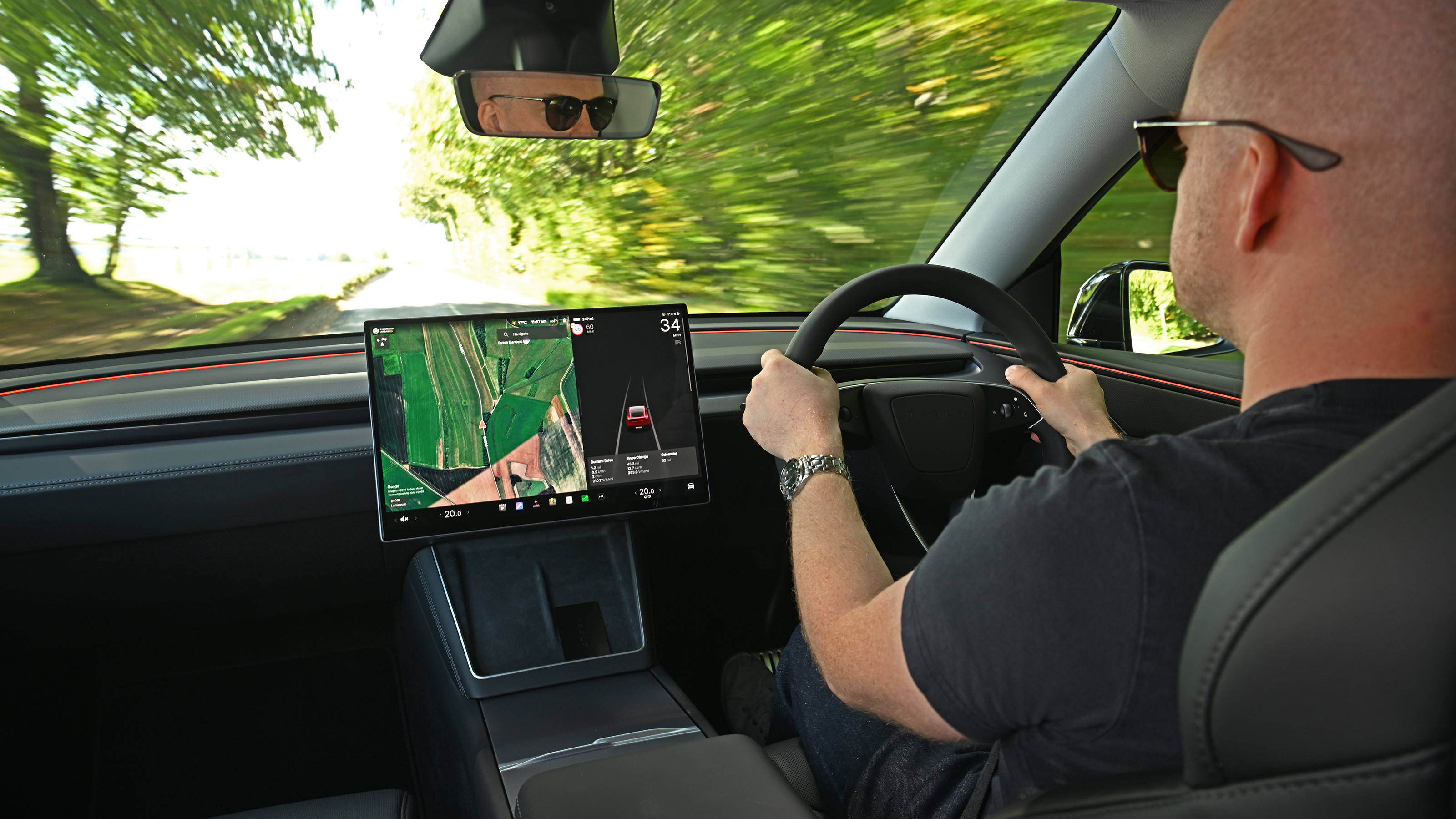 Tesla Model Y Performance 2025 - driving