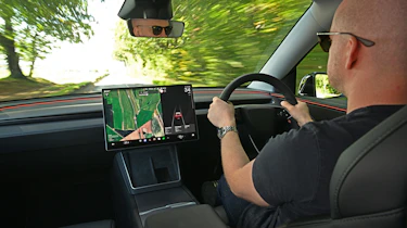 Tesla Model Y Performance 2025 - driving