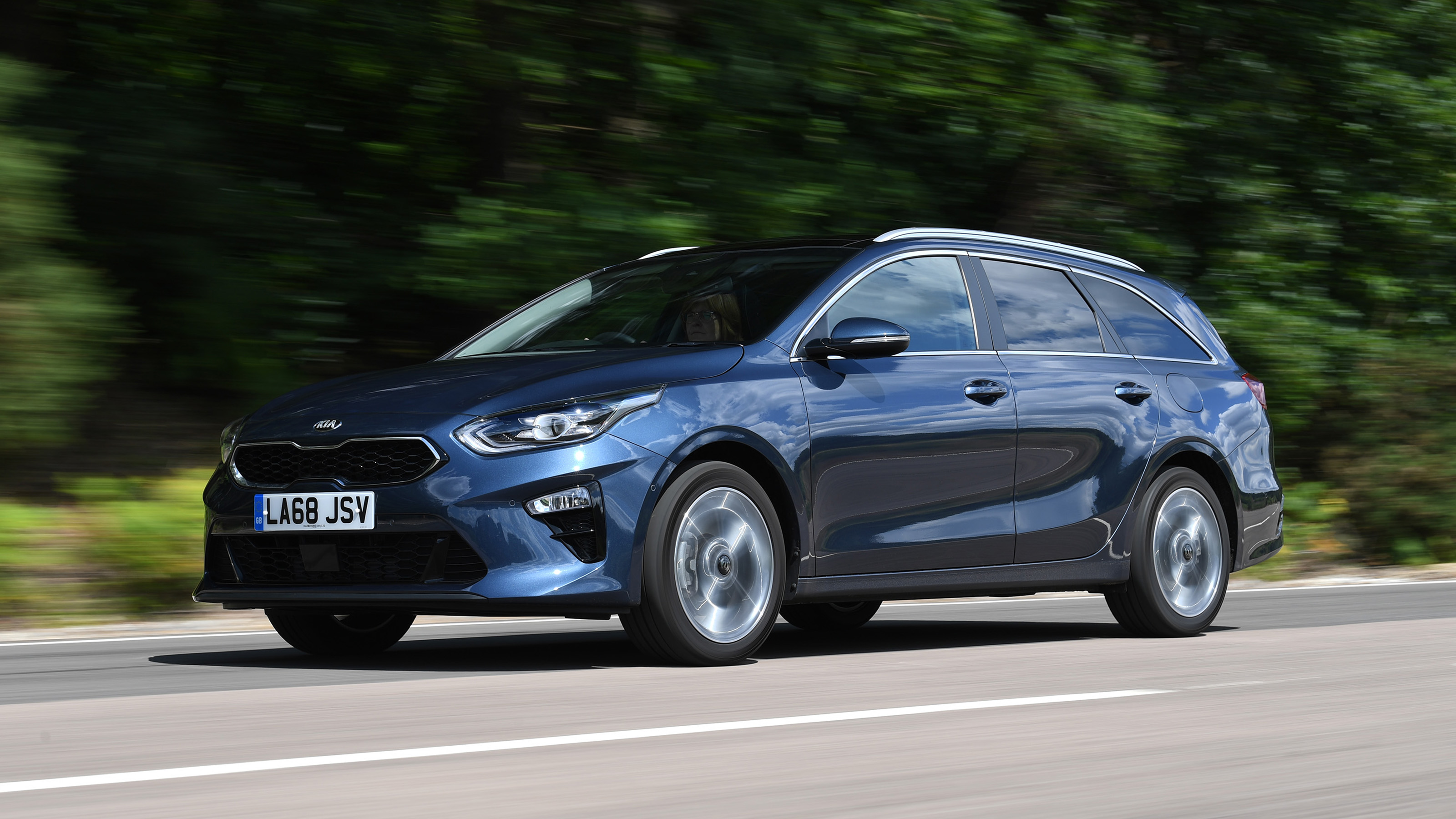 Used Car Hunter - small estate cars for £13,000 - Kia Ceed Sportwagon, front tracking