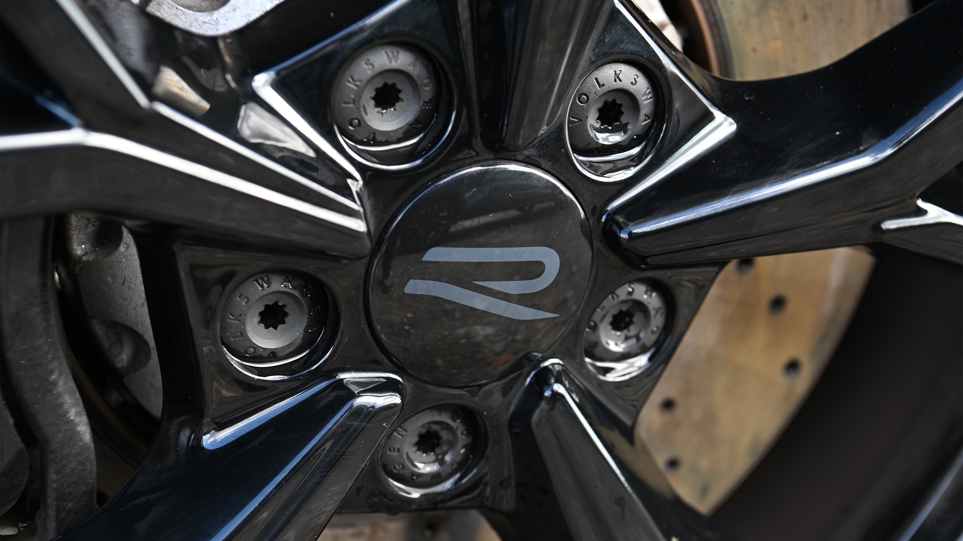 VW Golf R LT - wheel centre cap