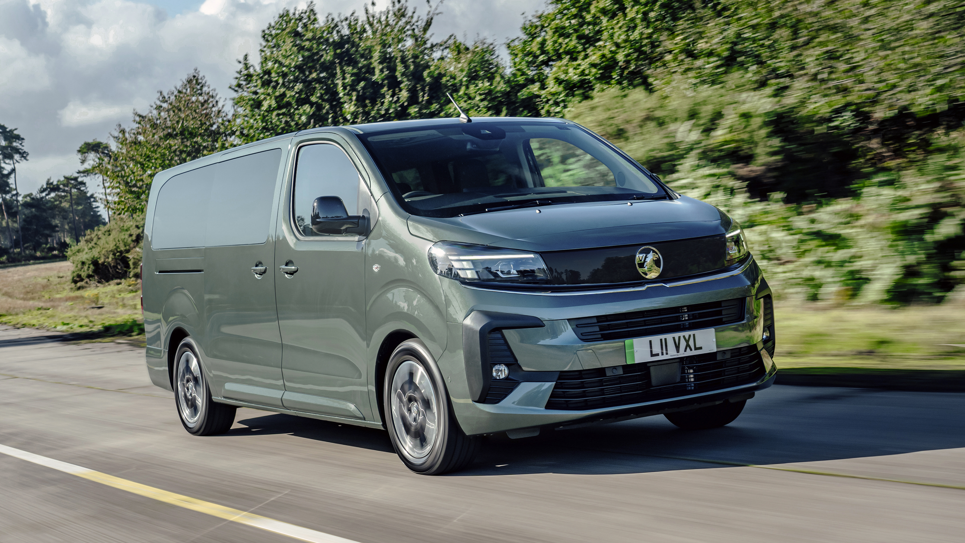 New Vauxhall Vivaro e-Life - front tracking 