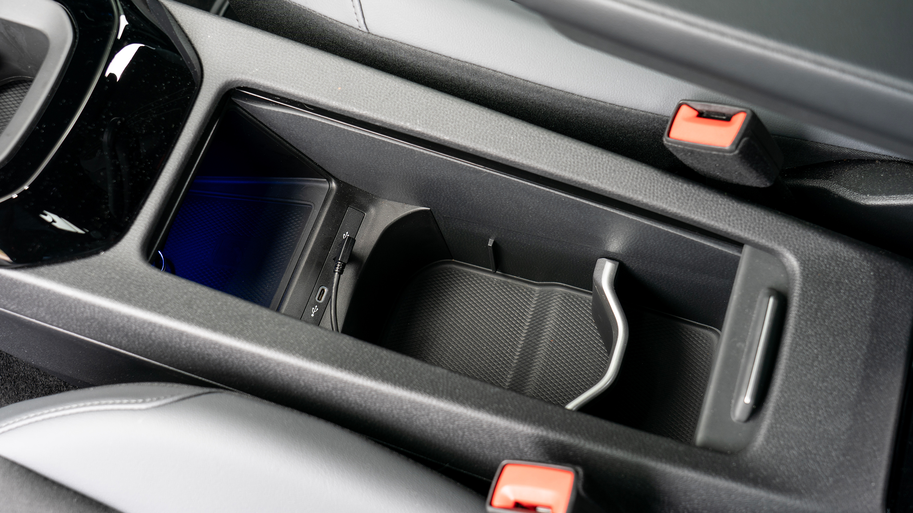 Volkswagen ID.4 - centre console storage