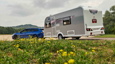 Volkswagen Passat R-Line - reversing around a corner while towing