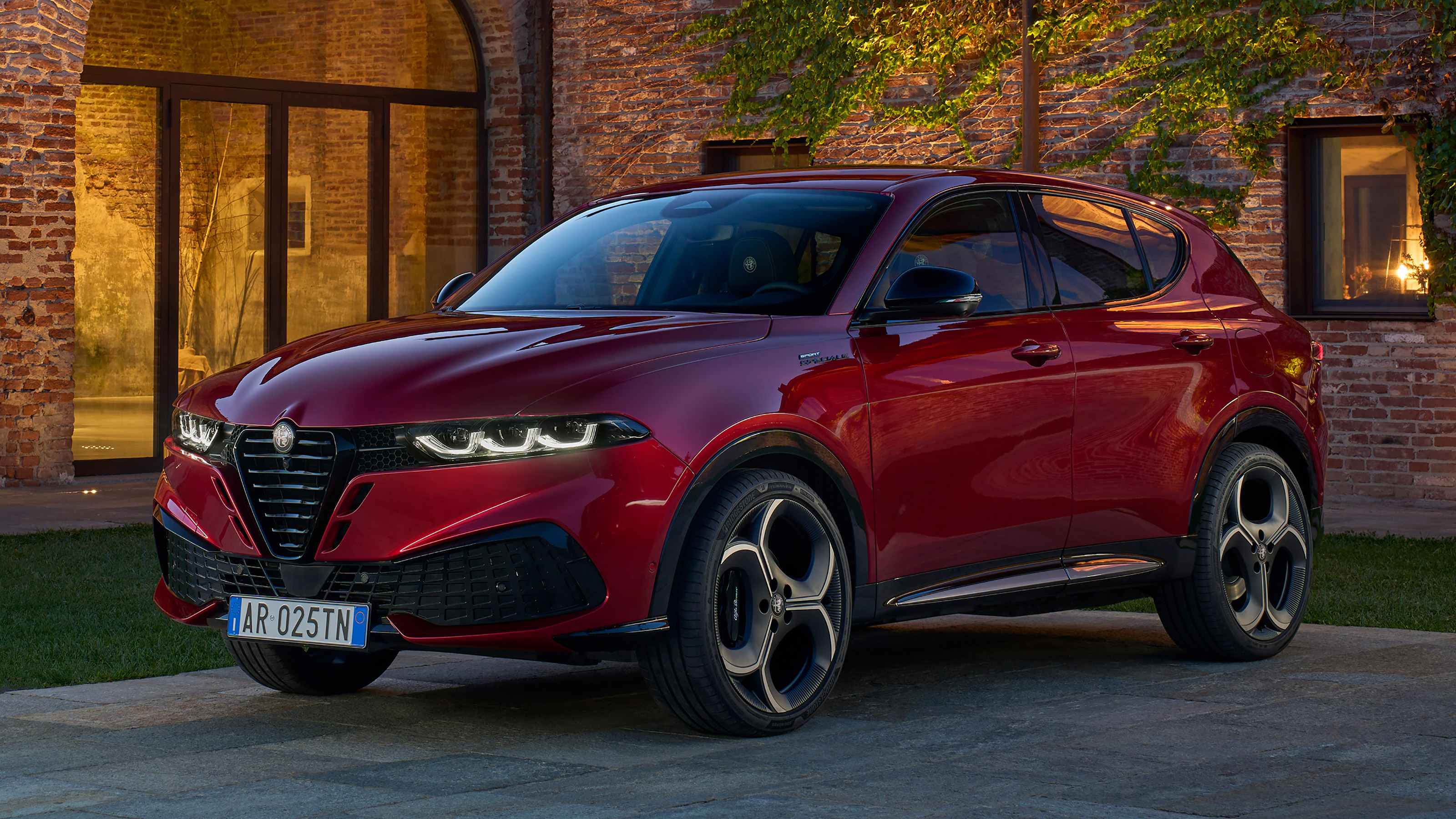 Alfa Romeo Tonale - front/side