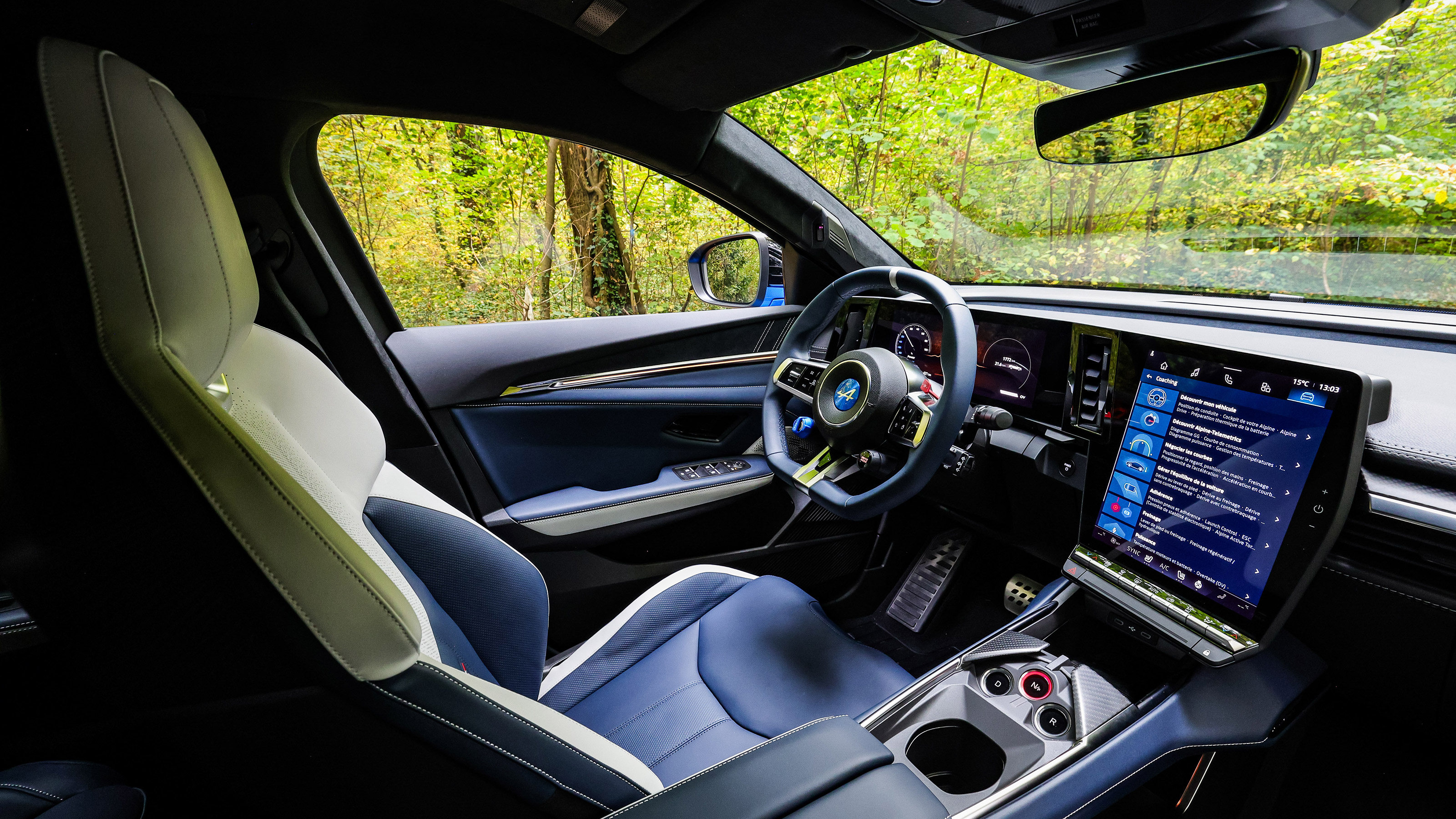 Alpine A390 - cabin