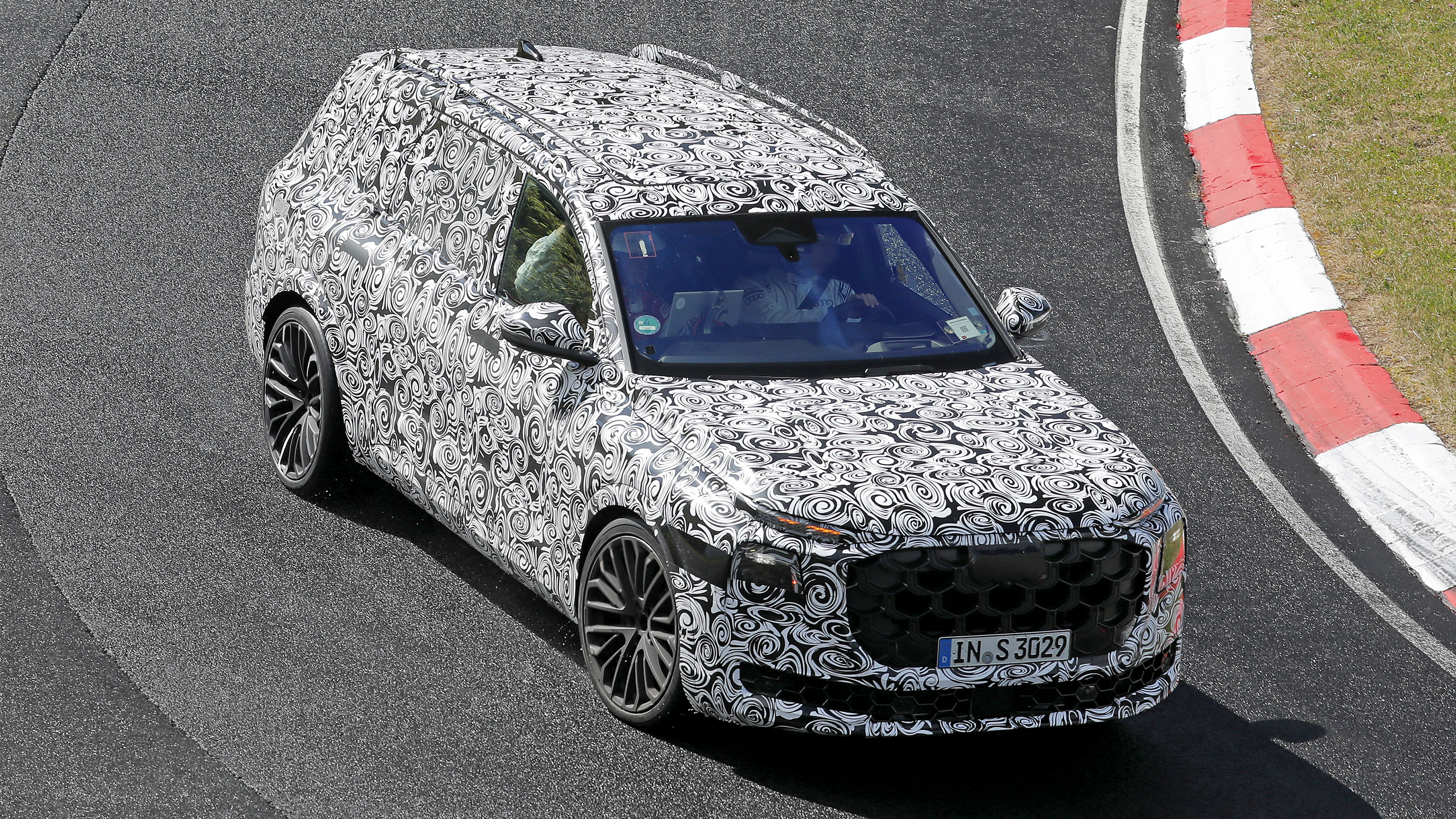 Audi Q9 - front 3/4