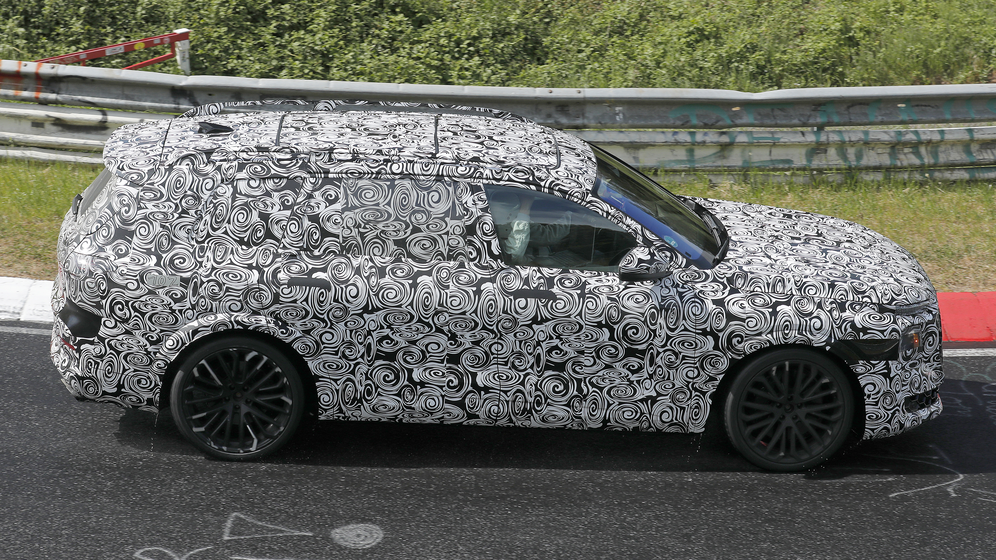 Audi Q9 - side profile