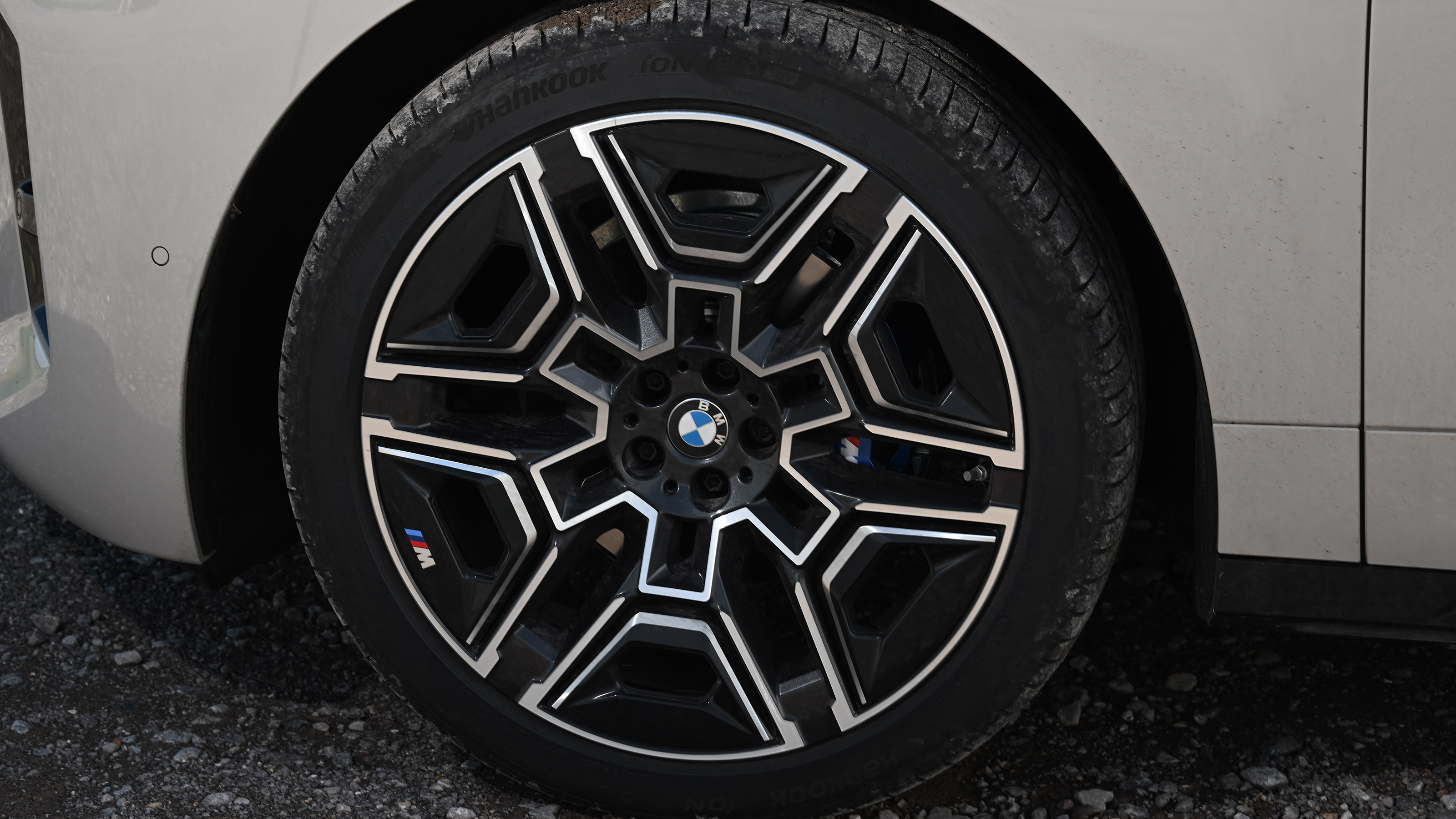 BMW iX - wheel