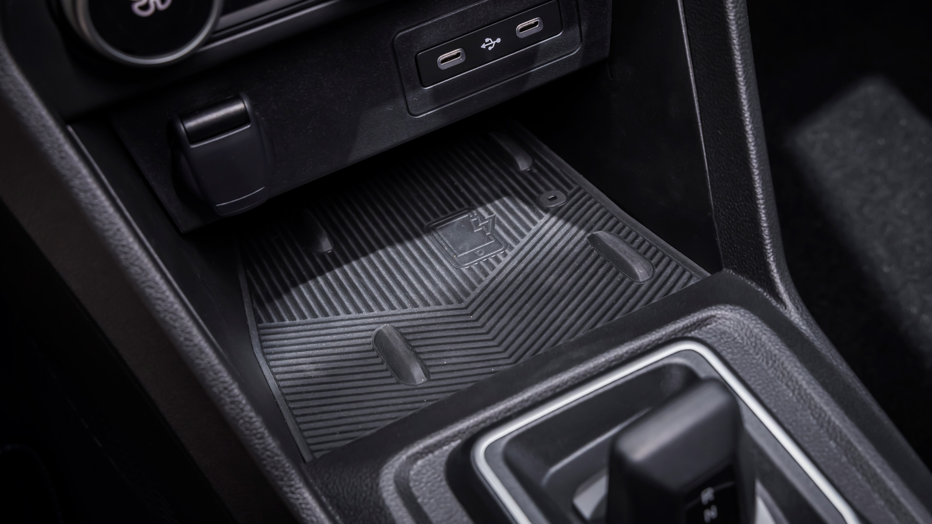 Dacia Sandero facelift - wireless charging