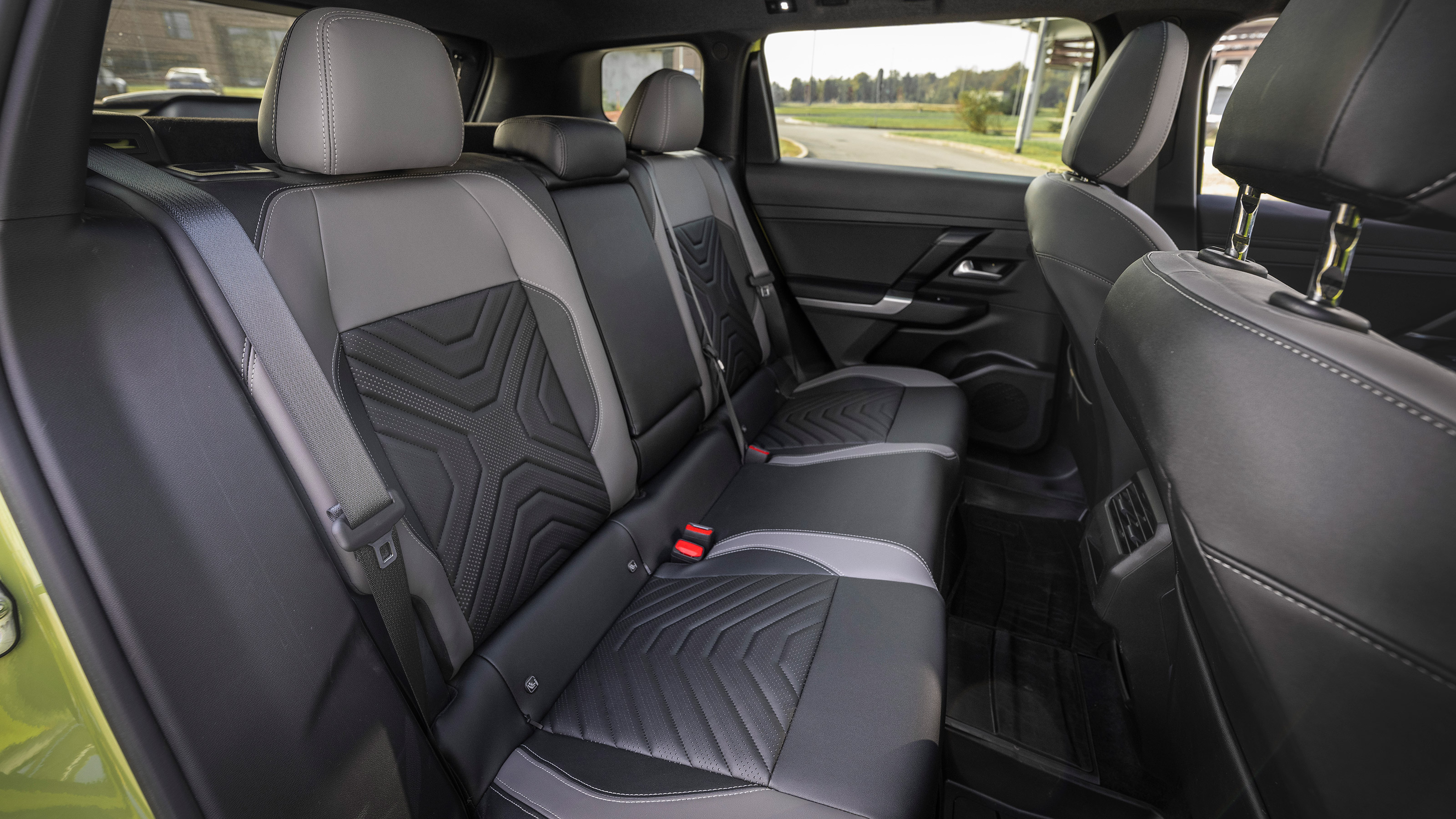 Jeep Compass e-Hybrid - rear seats