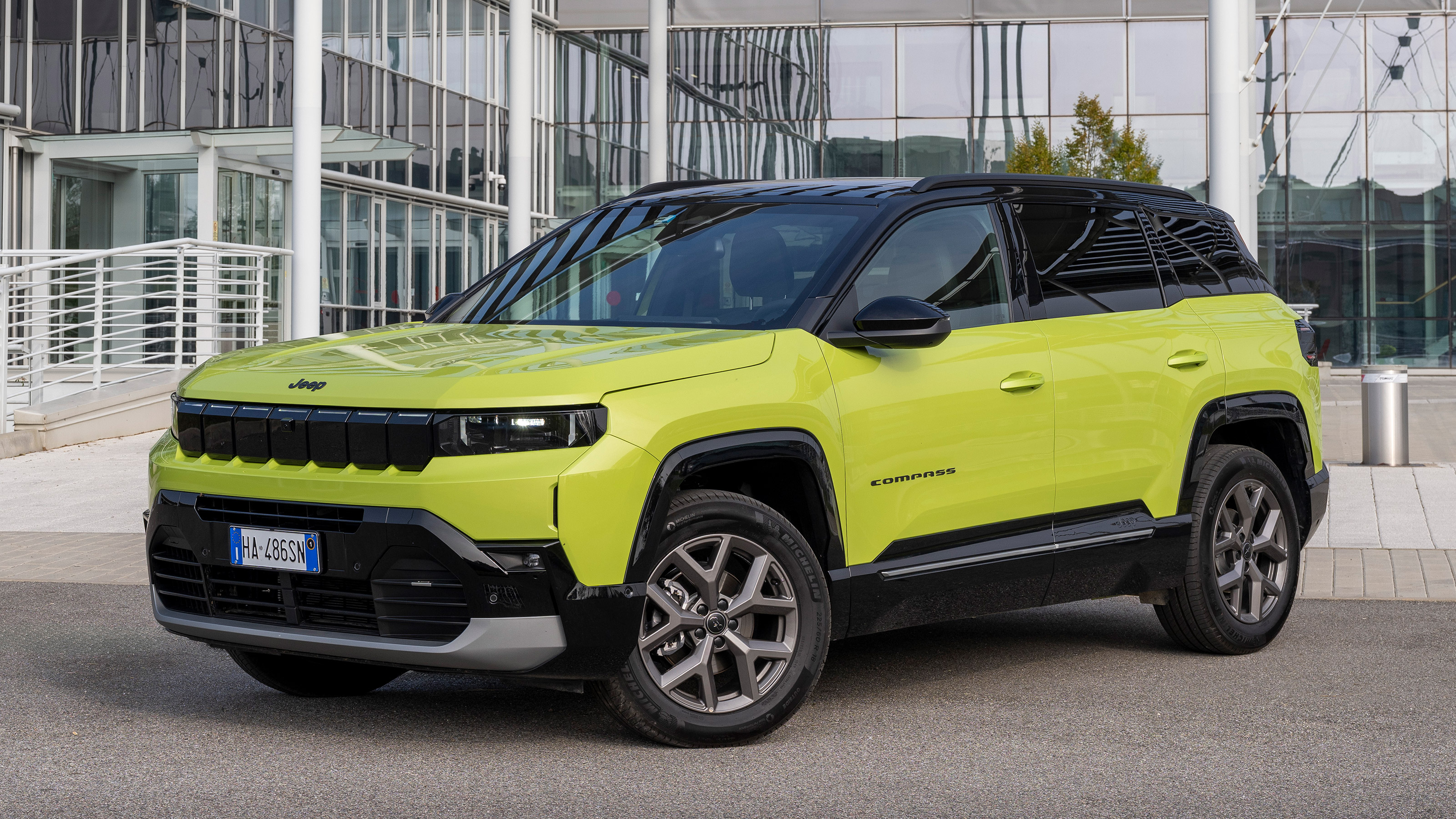Jeep Compass e-Hybrid - front static