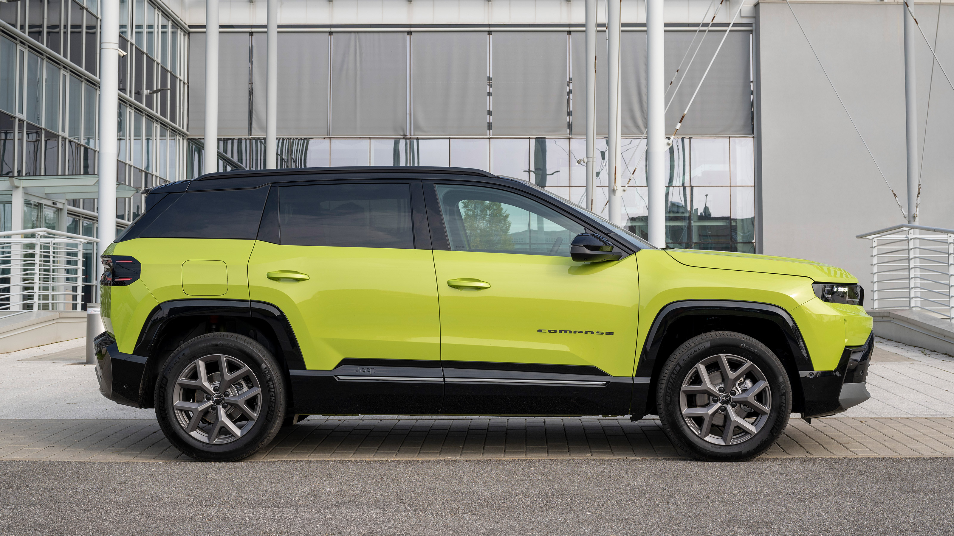 Jeep Compass e-Hybrid - side