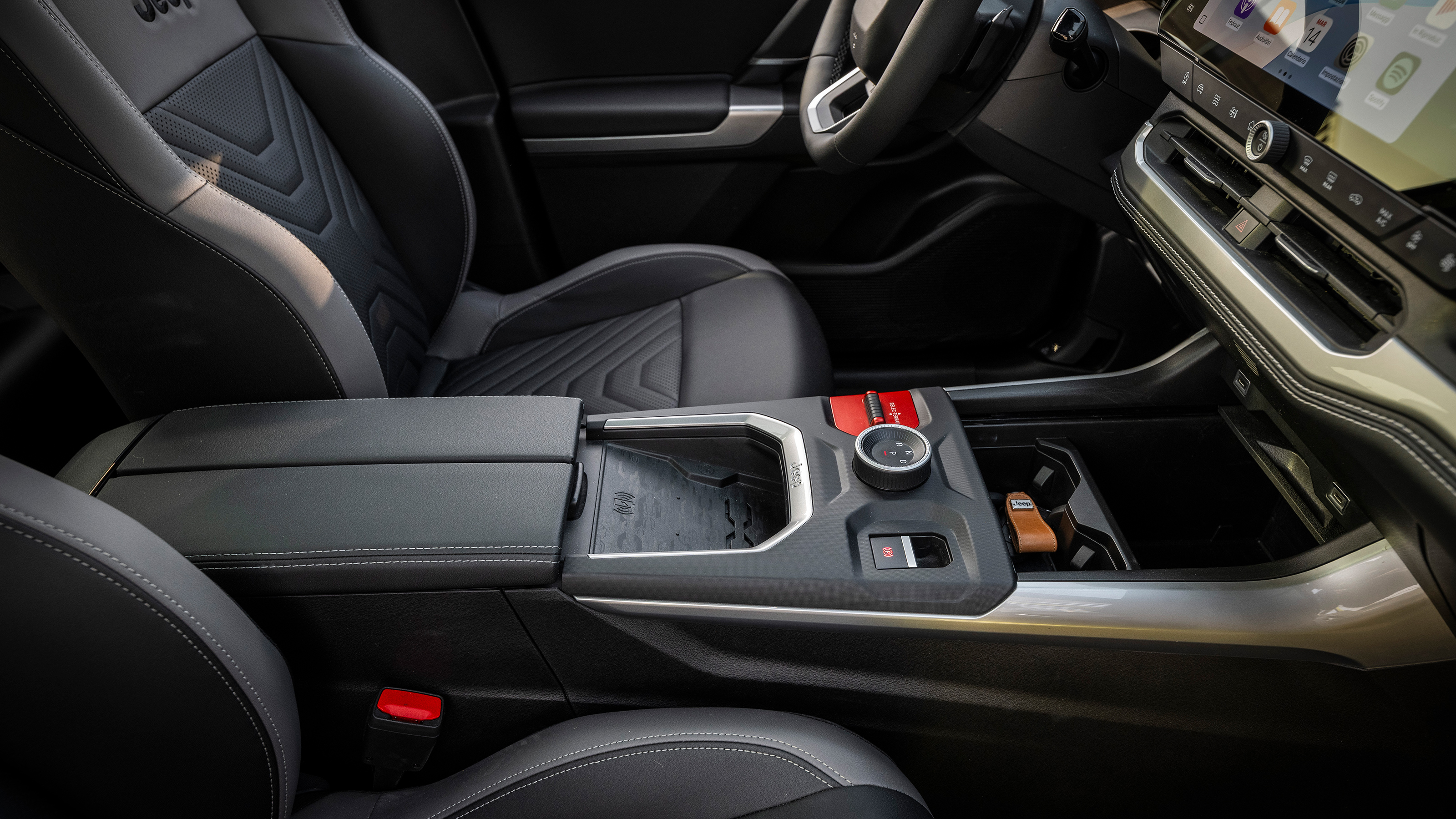 Jeep Compass - centre console and front seats