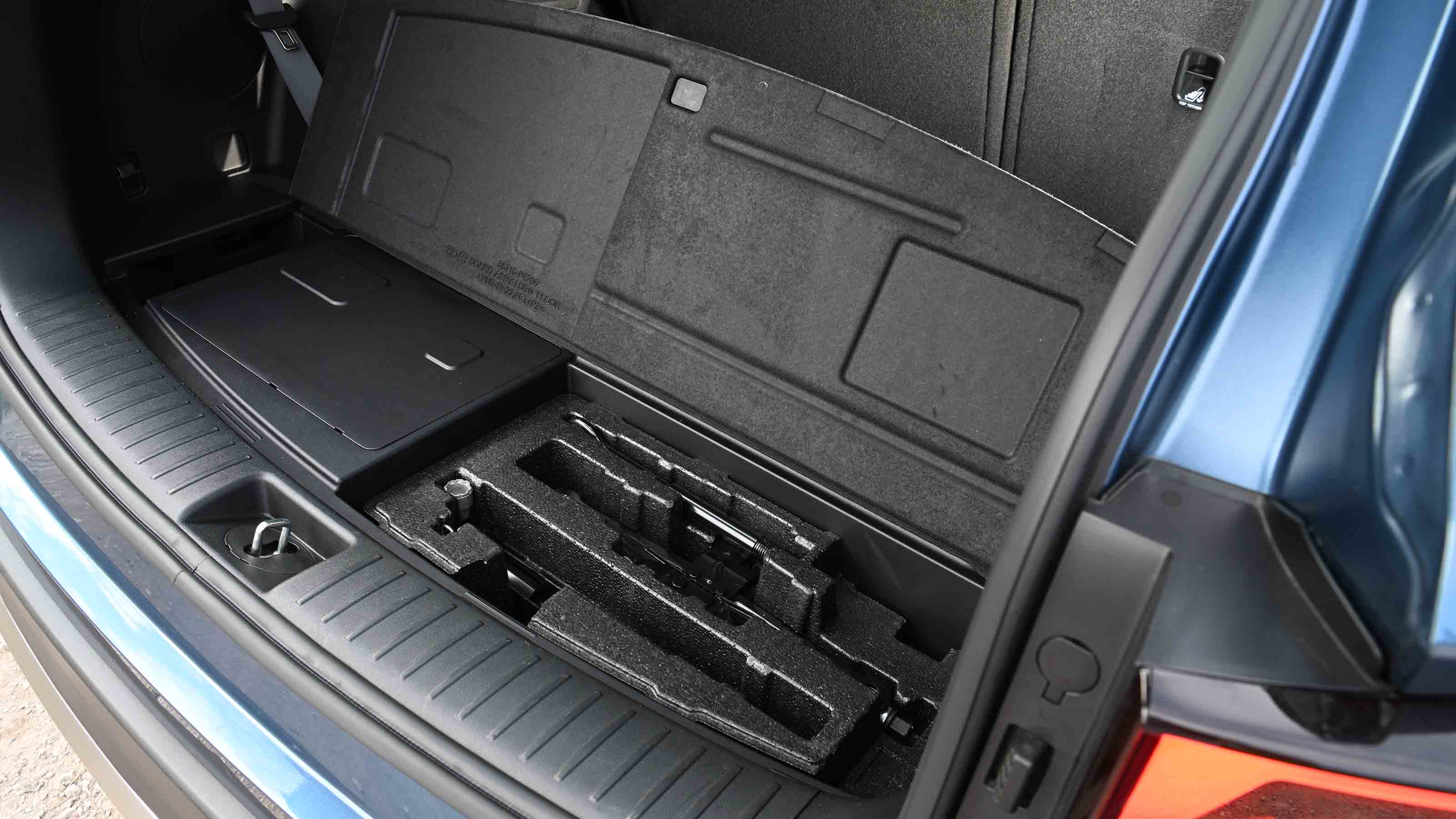 Kia Sorento - underfloor