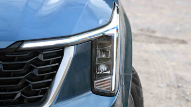 Kia Sorento - head light