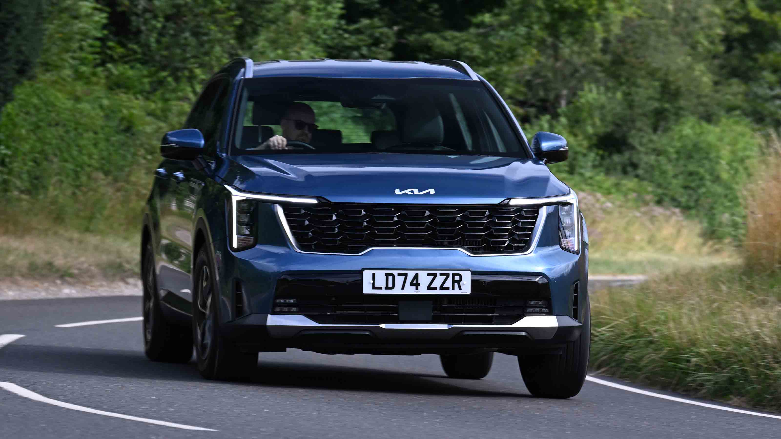 Kia Sorento - front cornering, alt
