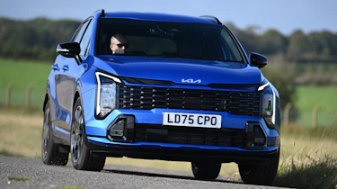 Kia Sportage UK - front cornering