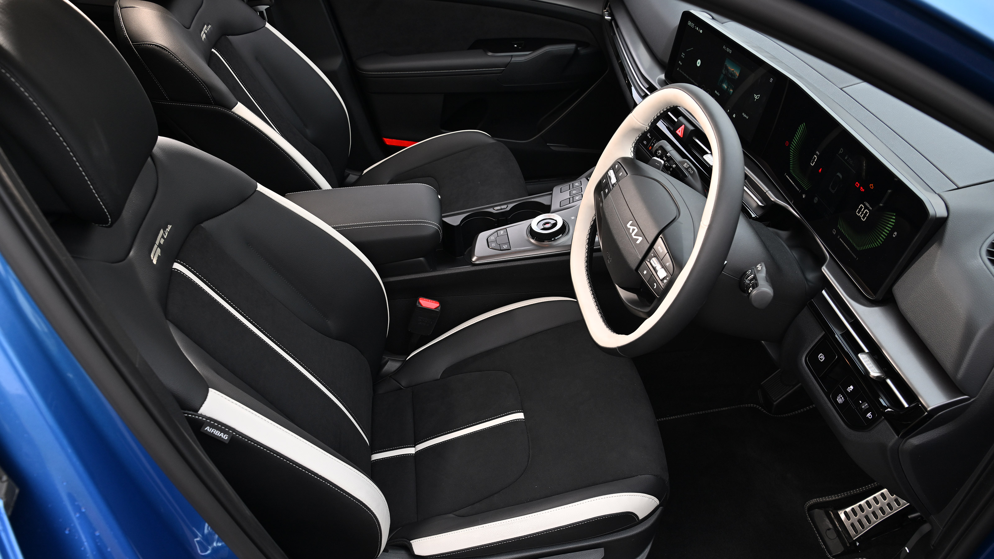 Kia Sportage UK - front seats