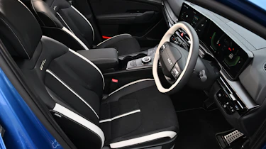 Kia Sportage UK - front seats