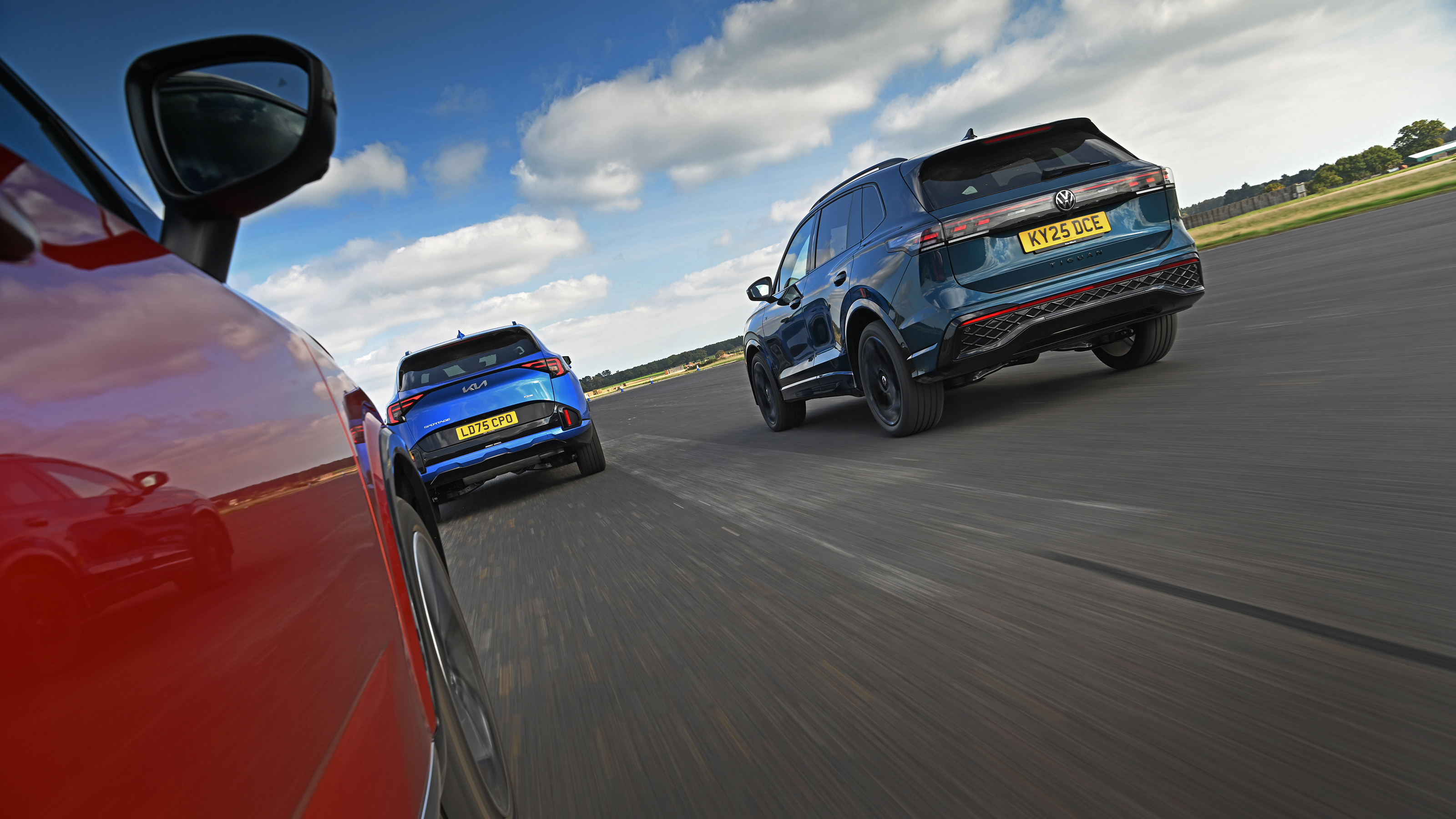 Kia Sportage vs Nissan Qashqai vs Volkswagen Tiguan - rear tracking 