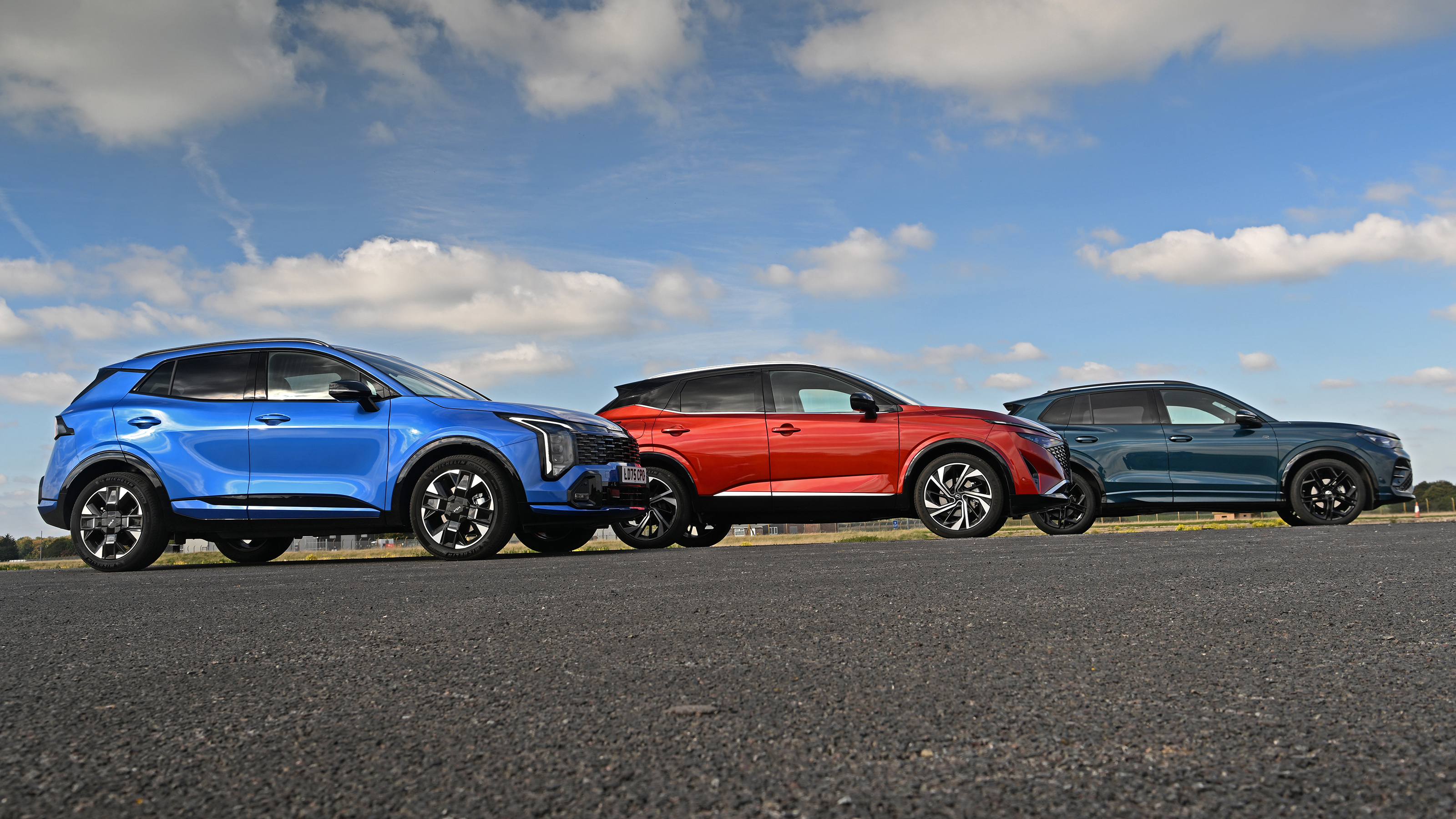 Kia Sportage vs Nissan Qashqai vs Volkswagen Tiguan - side static 