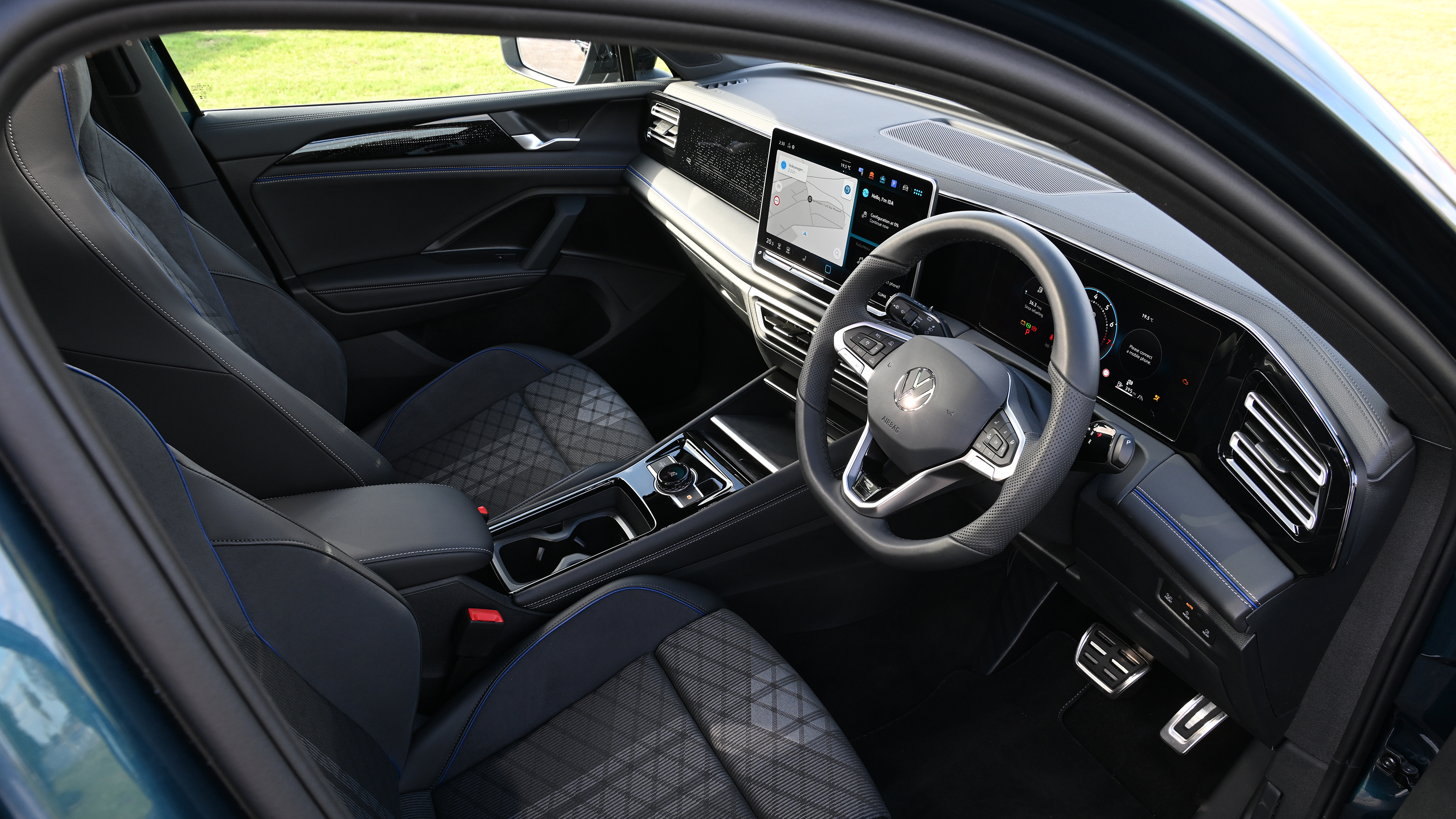 Volkswagen Tiguan - front interior 