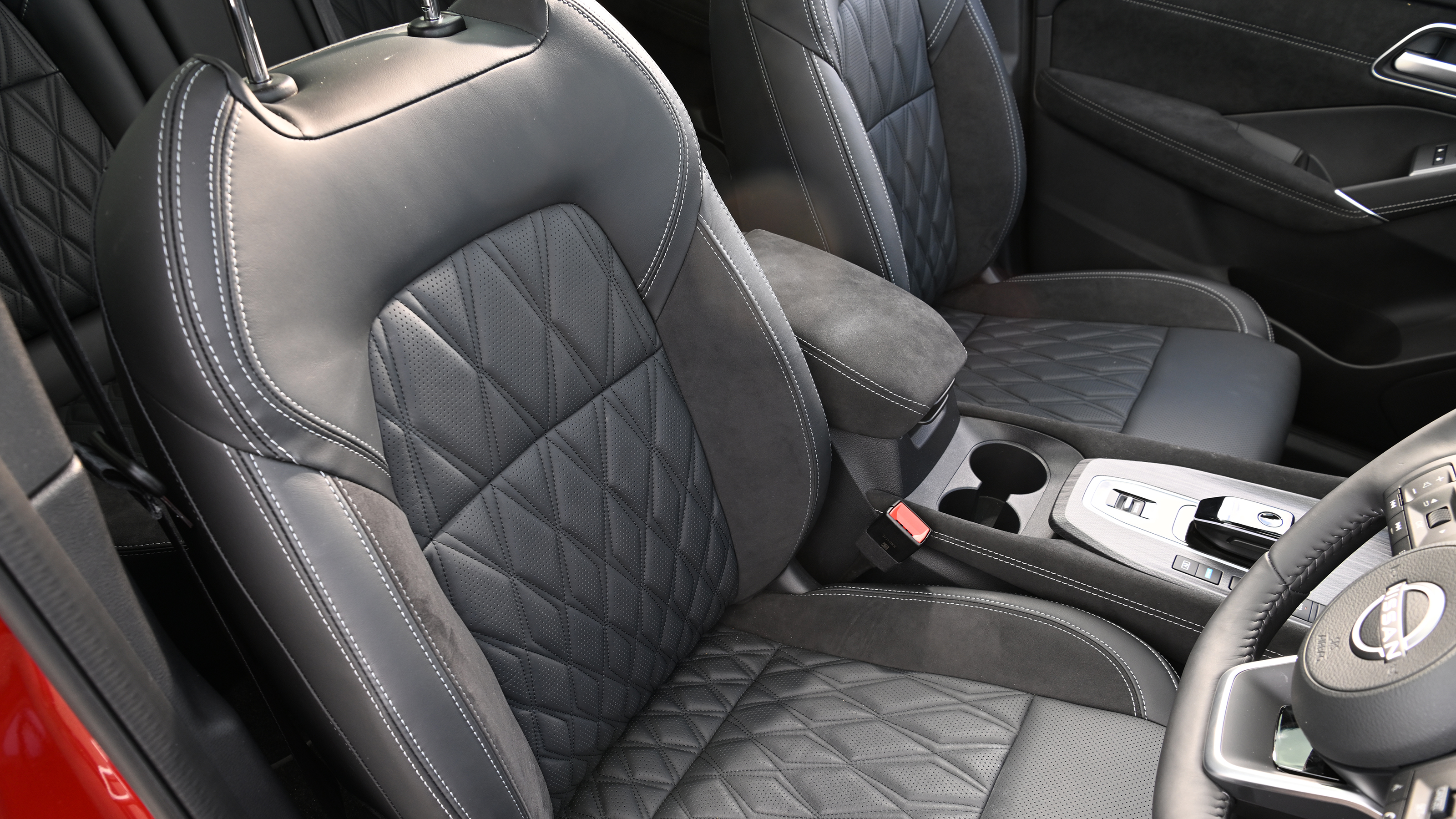 Nissan Qashqai - front seats 