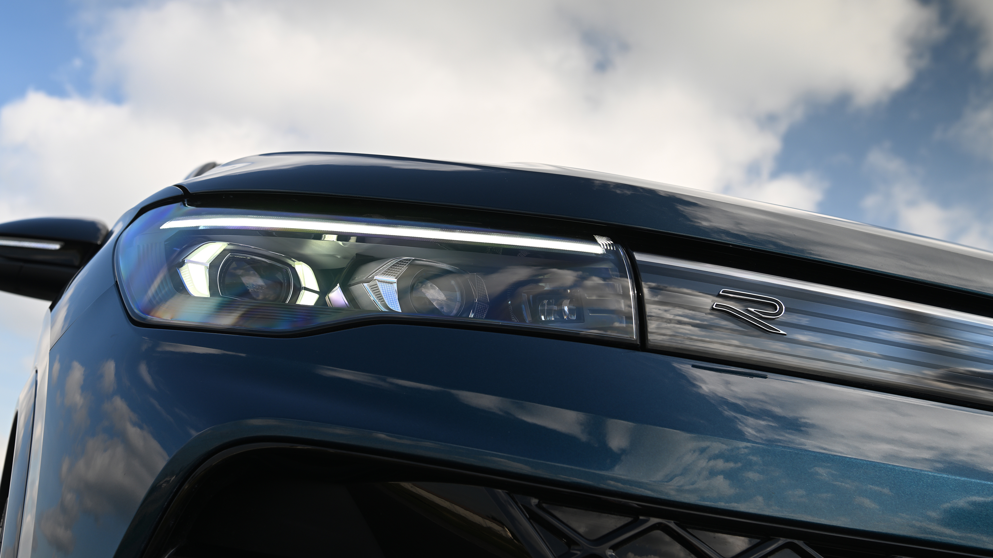 Volkswagen Tiguan - front headlight 