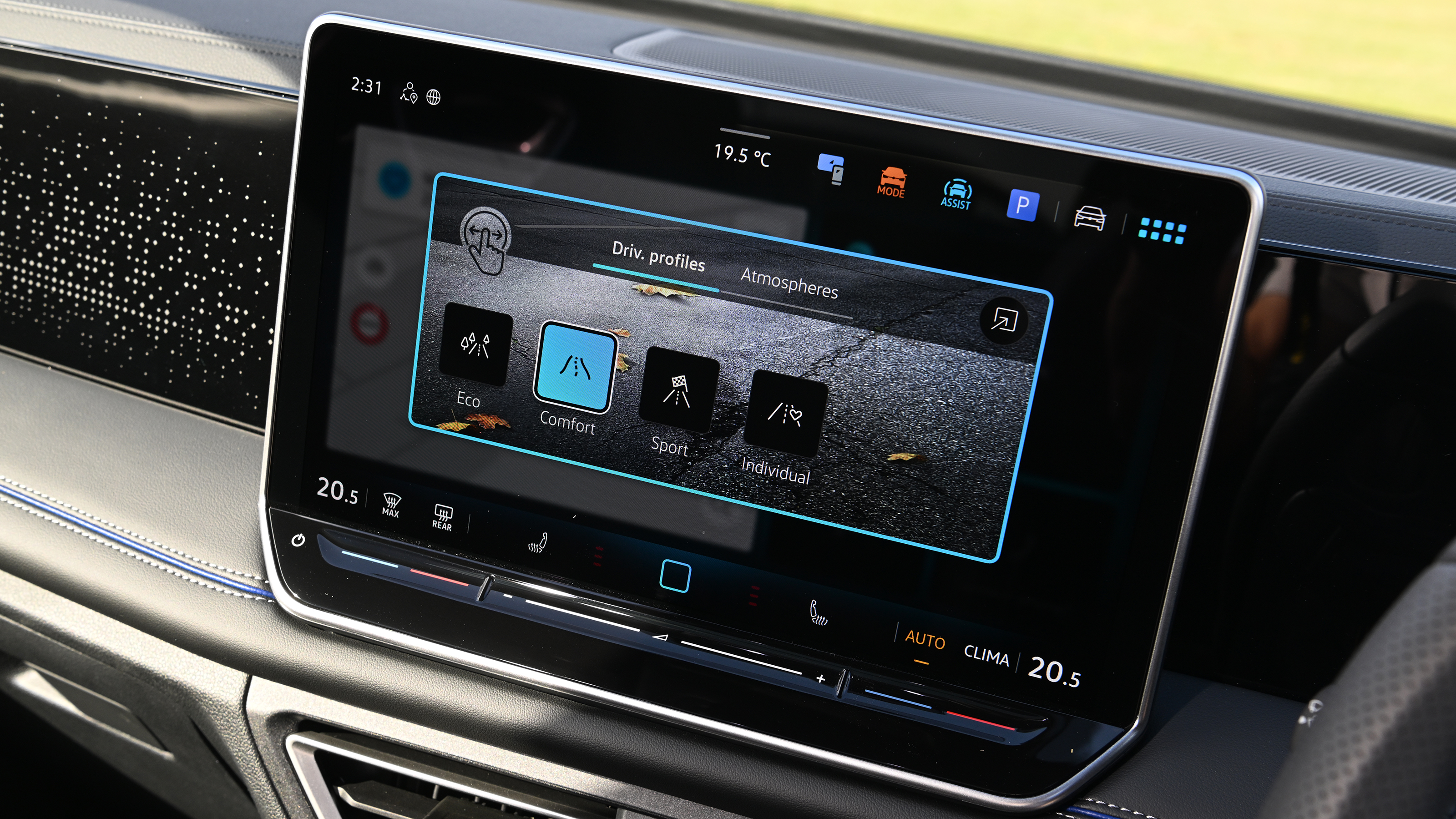 Volkswagen Tiguan - infotainment screen 