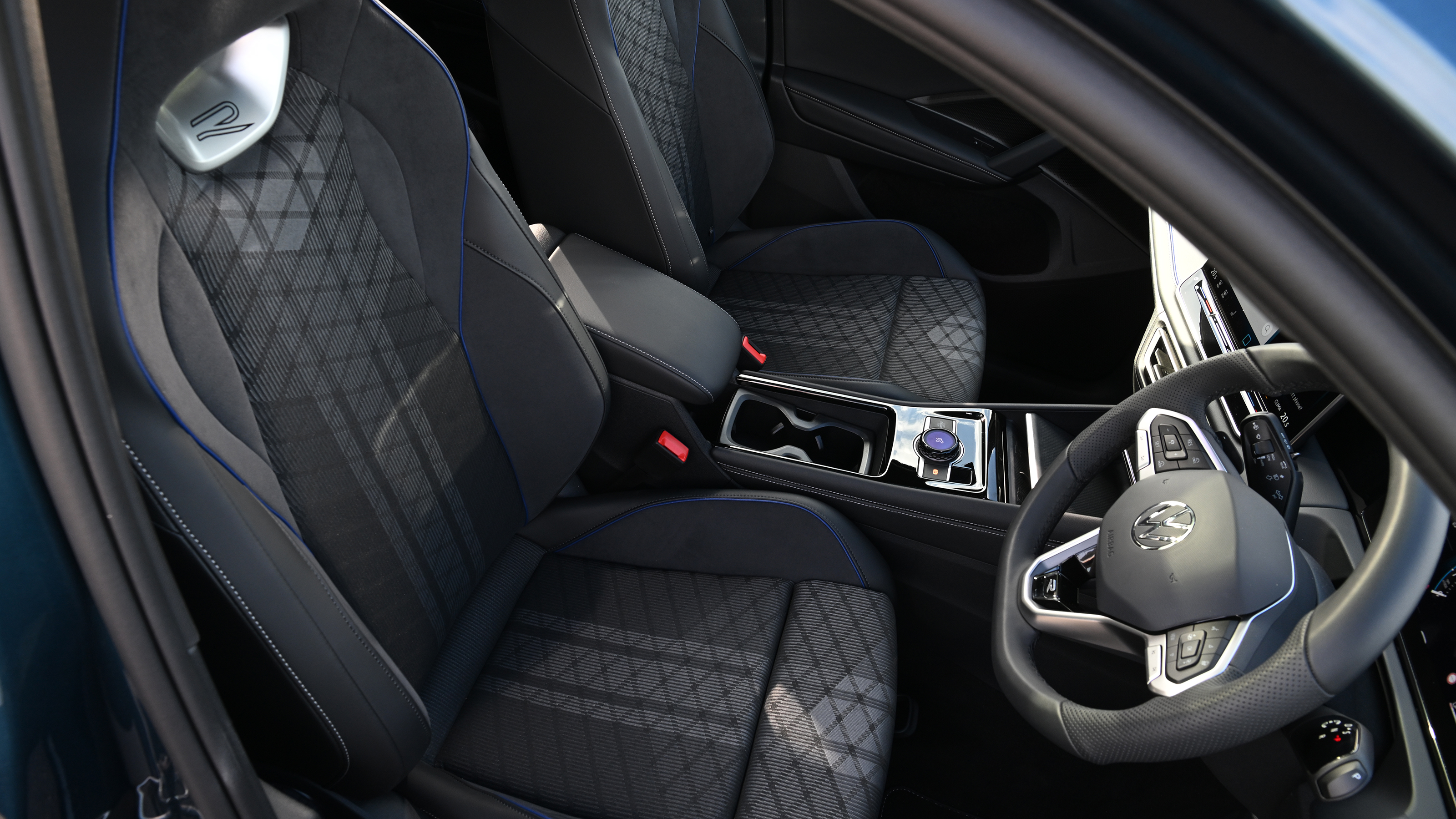 Volkswagen Tiguan - front seats