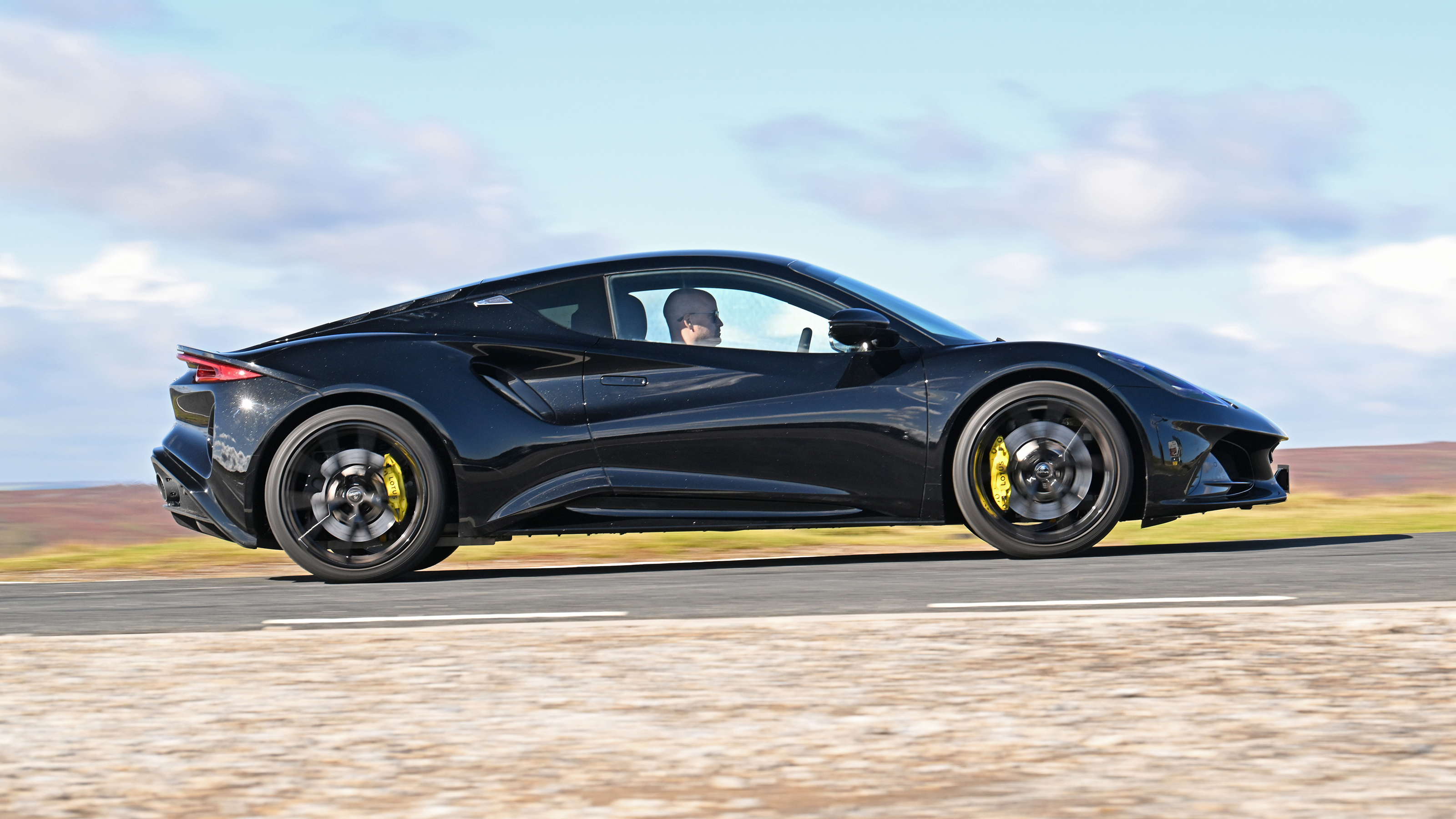 Lotus Emira Turbo SE - side action