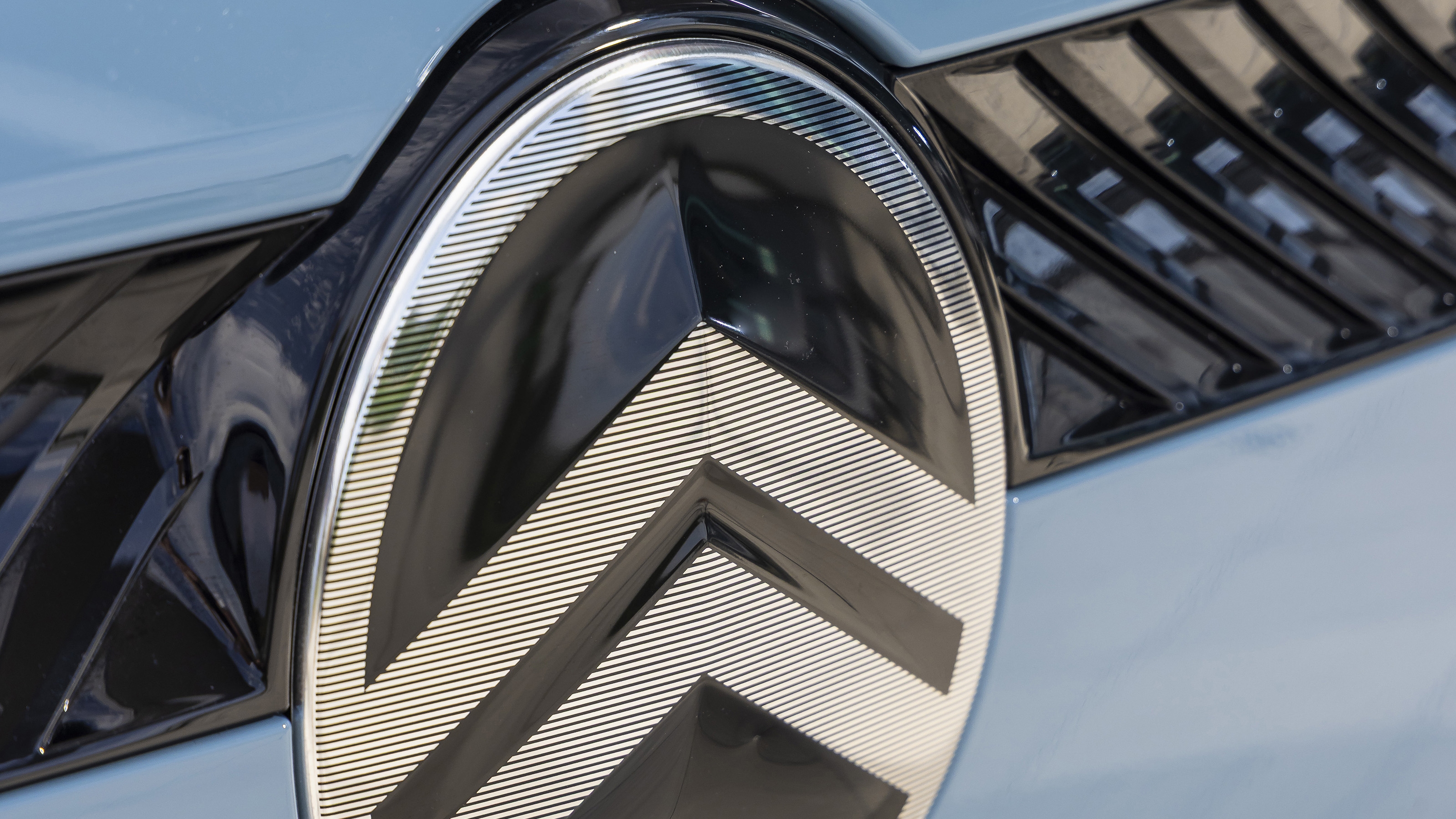 Citroen C3 - bonnet badge 