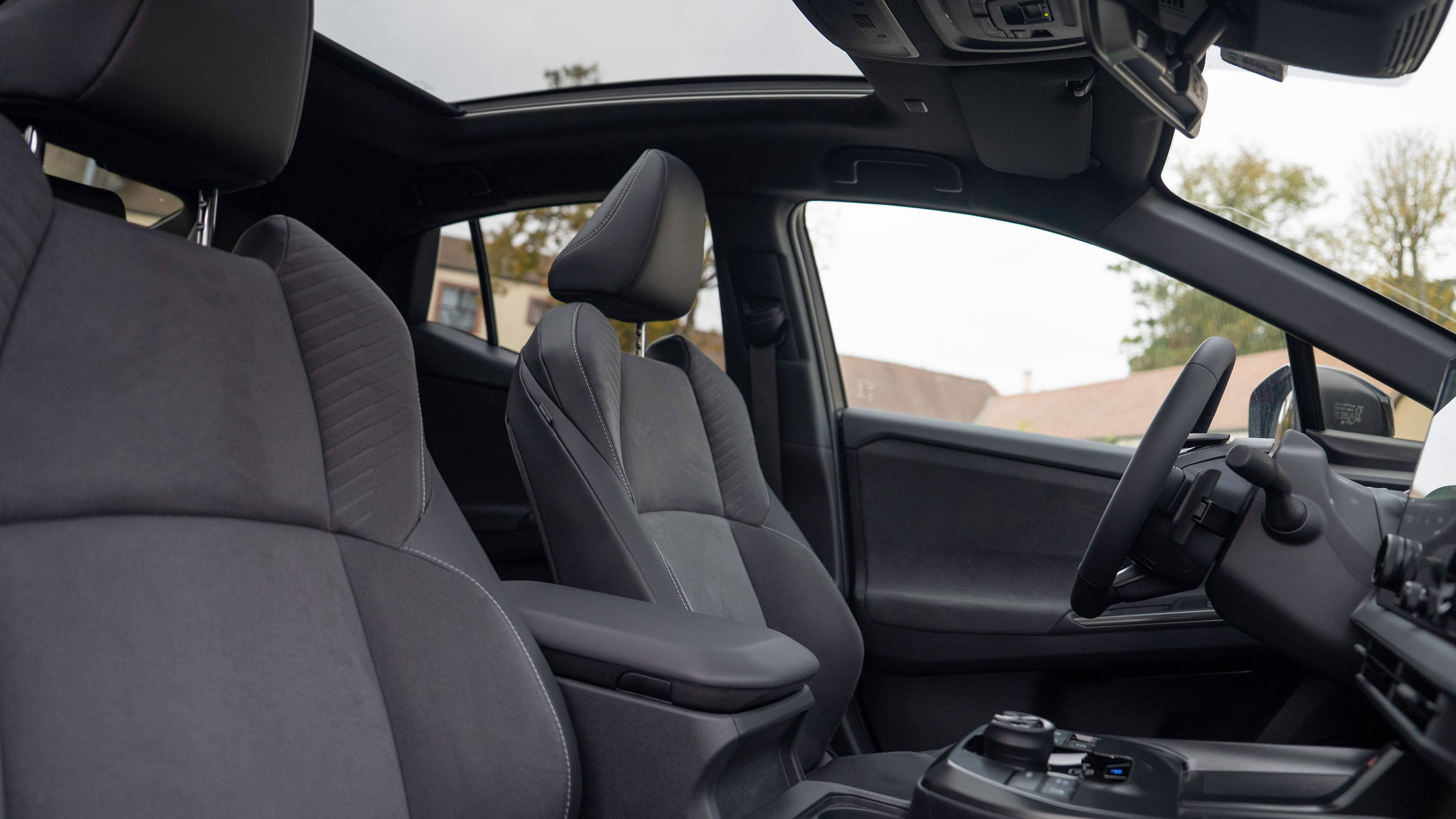 Toyota C-HR+ - front seats