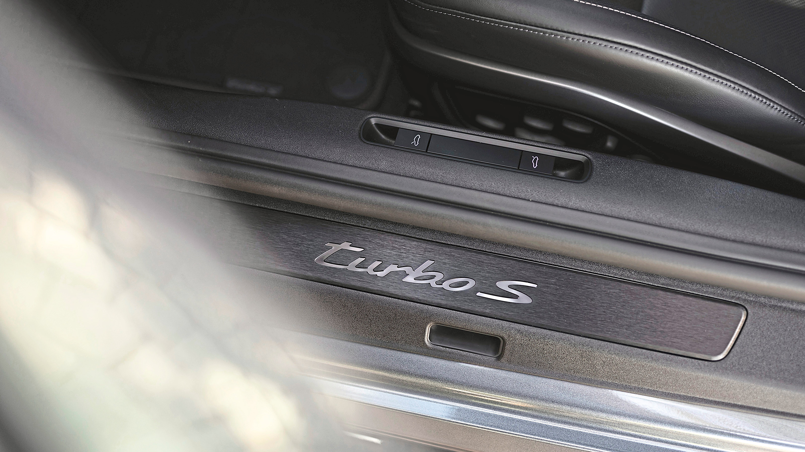 Porsche 911 Turbo S - sill