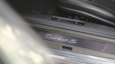 Porsche 911 Turbo S - sill