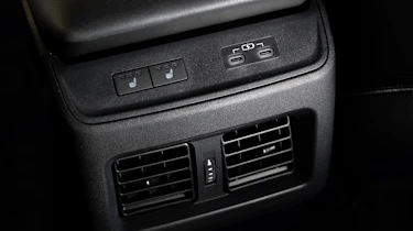 Subaru Uncharted - rear controls