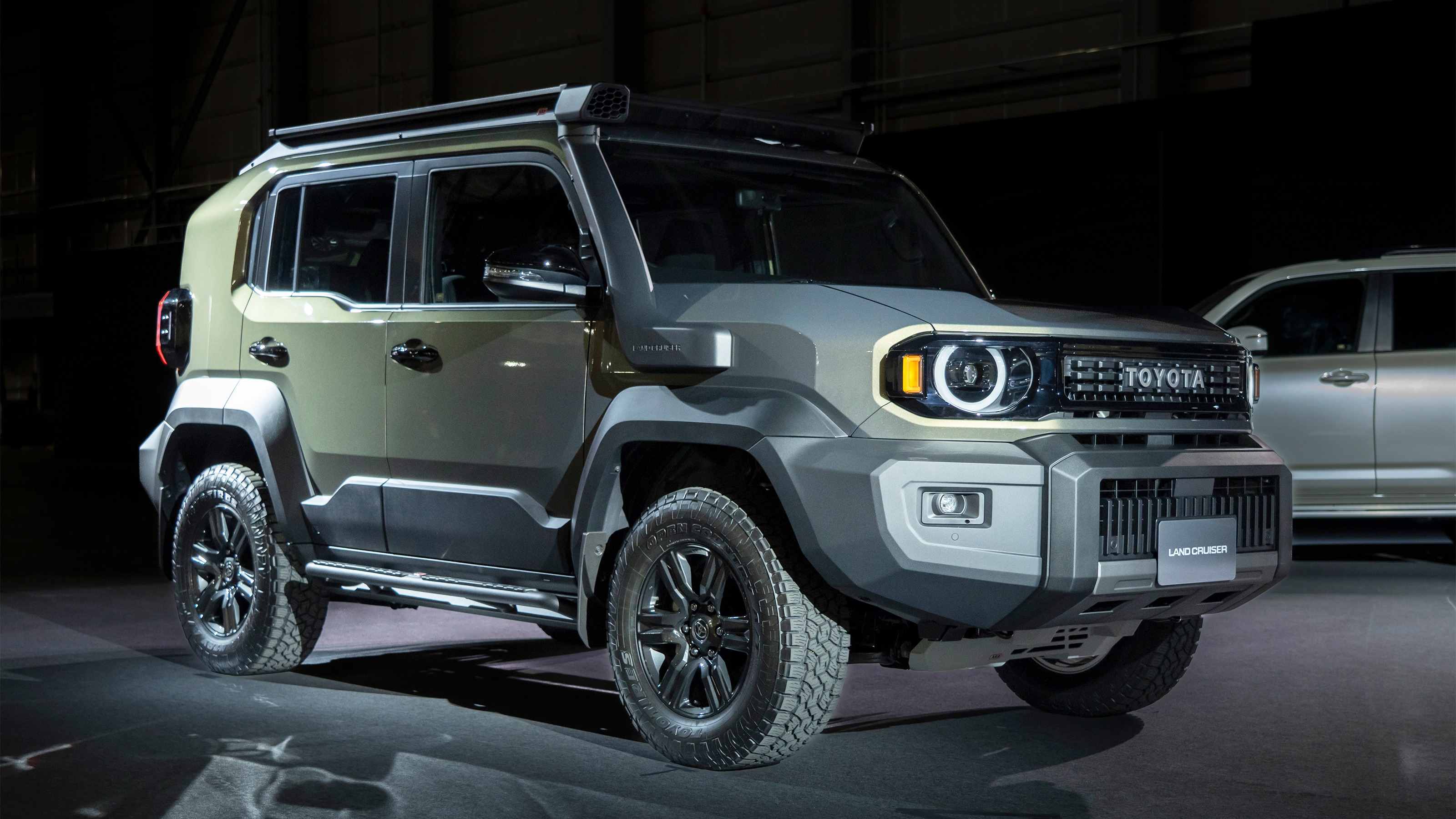 Toyota Land Cruiser FJ - green front 3/4